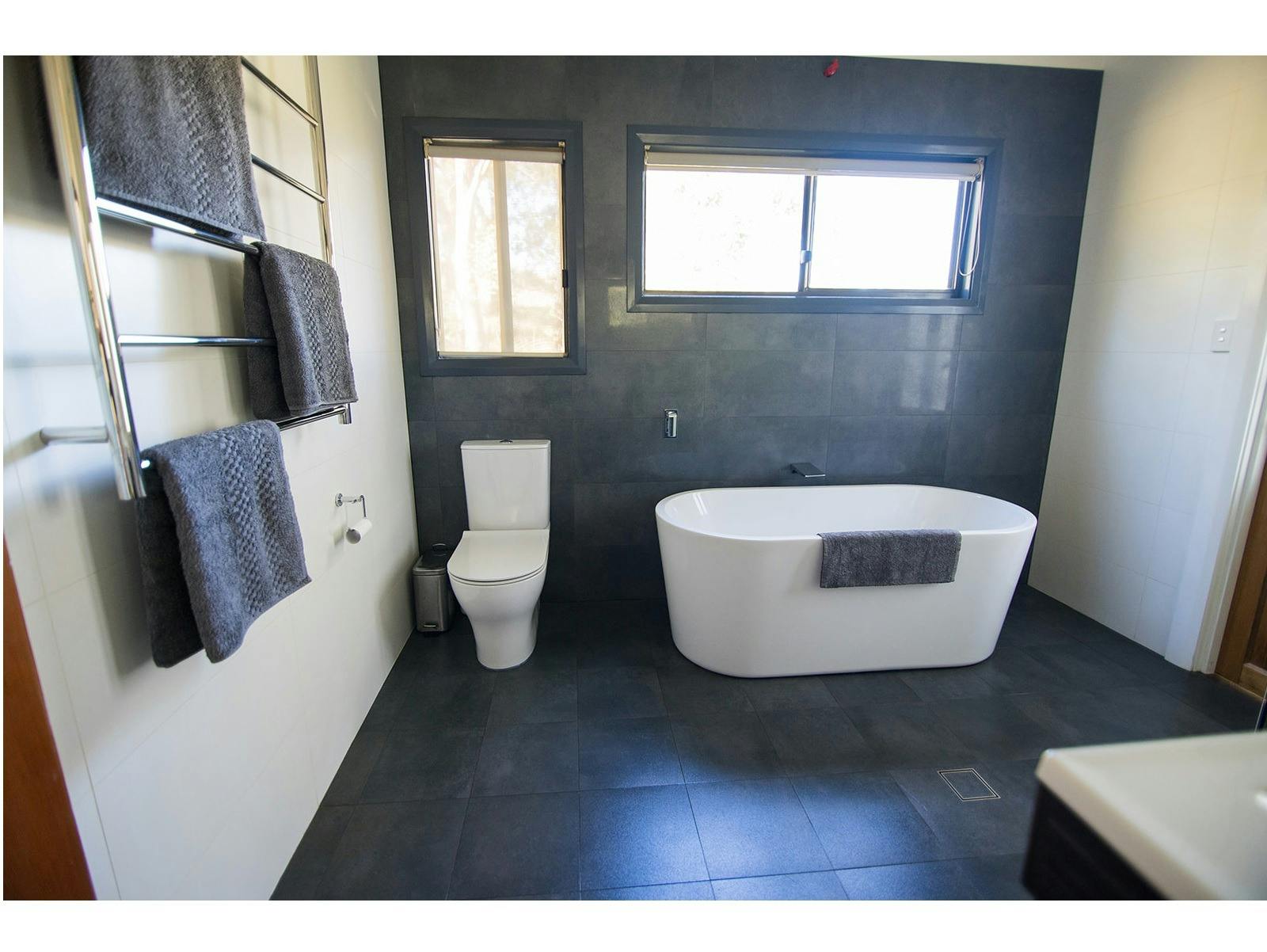 浴室配有马桶和独立式浴缸