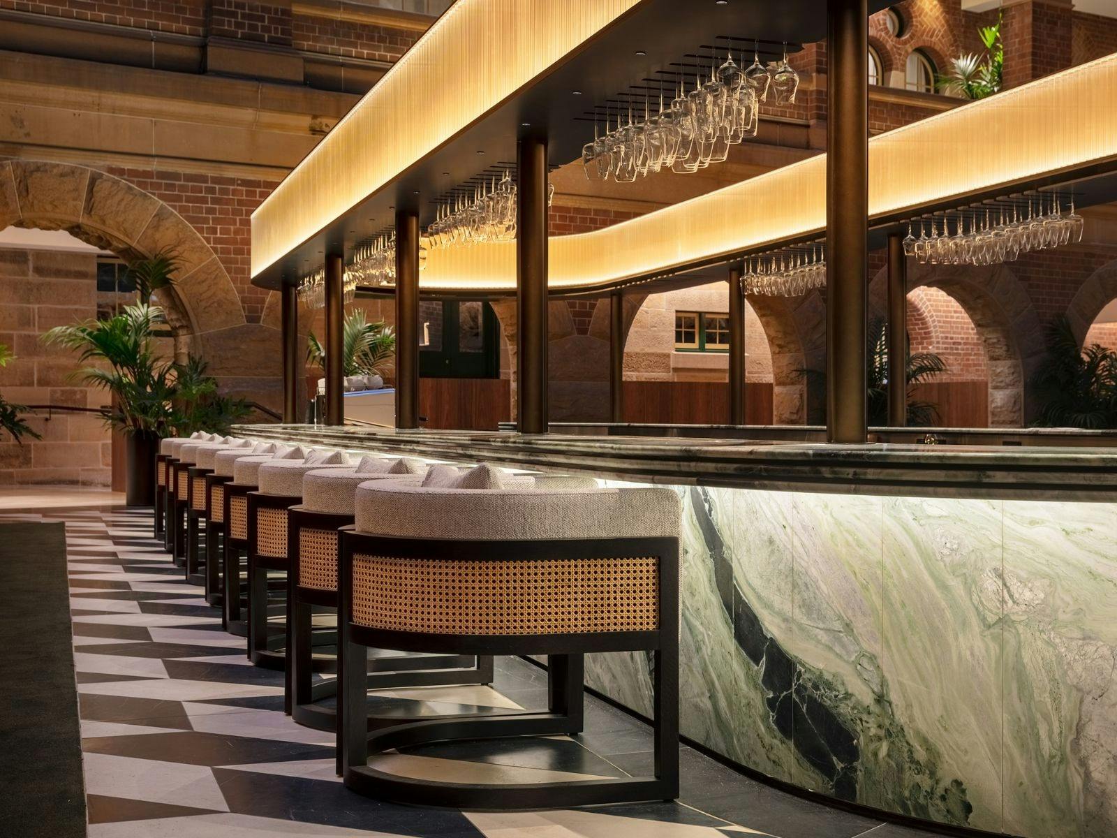 在空蕩蕩的酒吧關閉酒吧椅