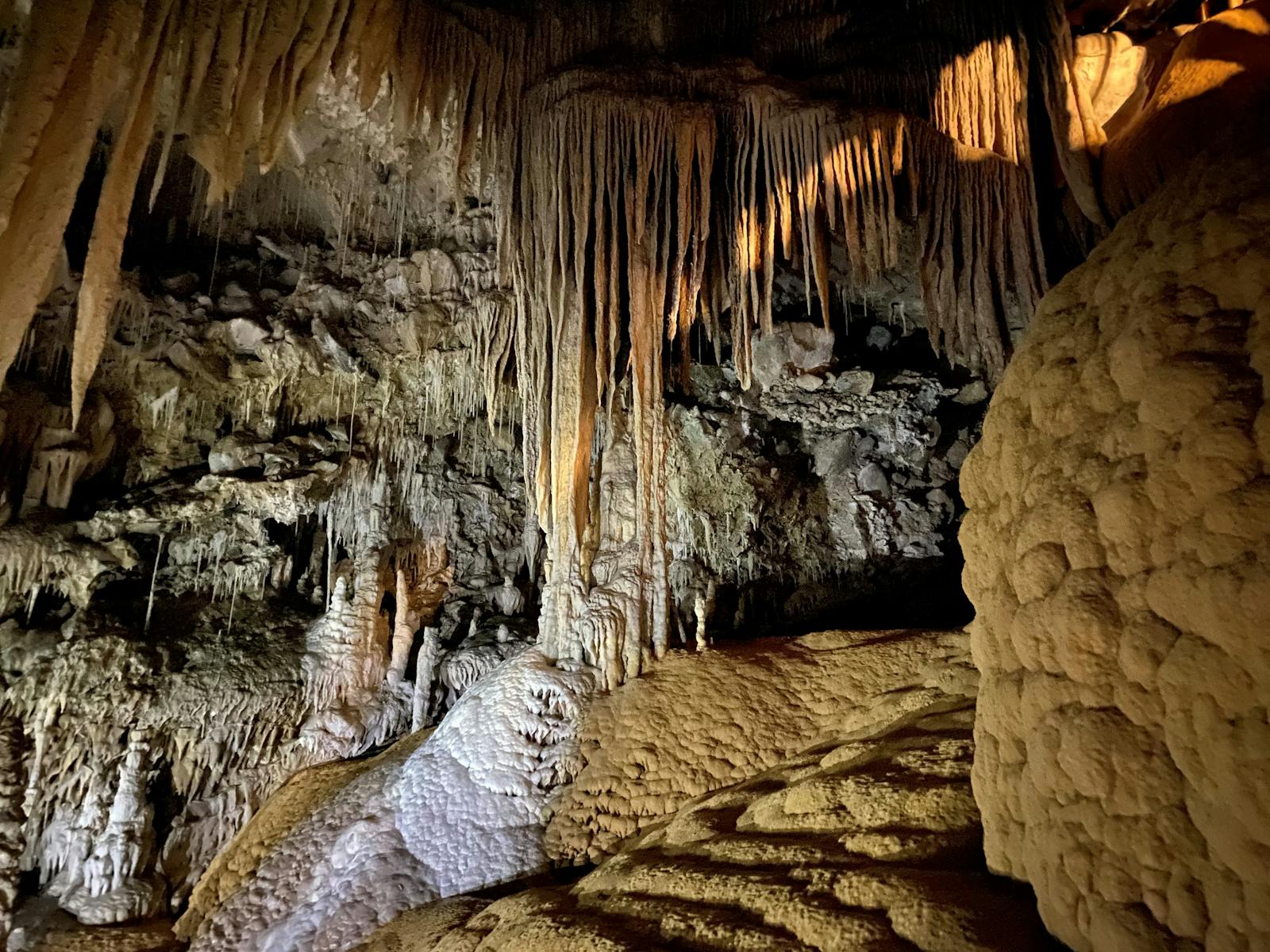 Cave formation similar to a harp. Formation is called Davids Harp