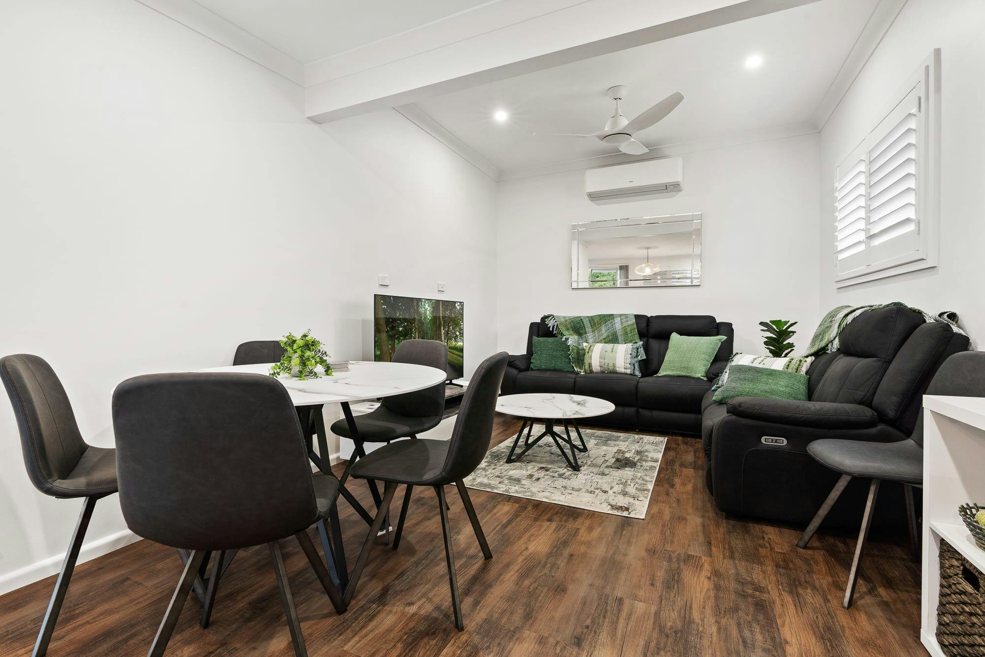 Cosy Lounge and dining table for 4