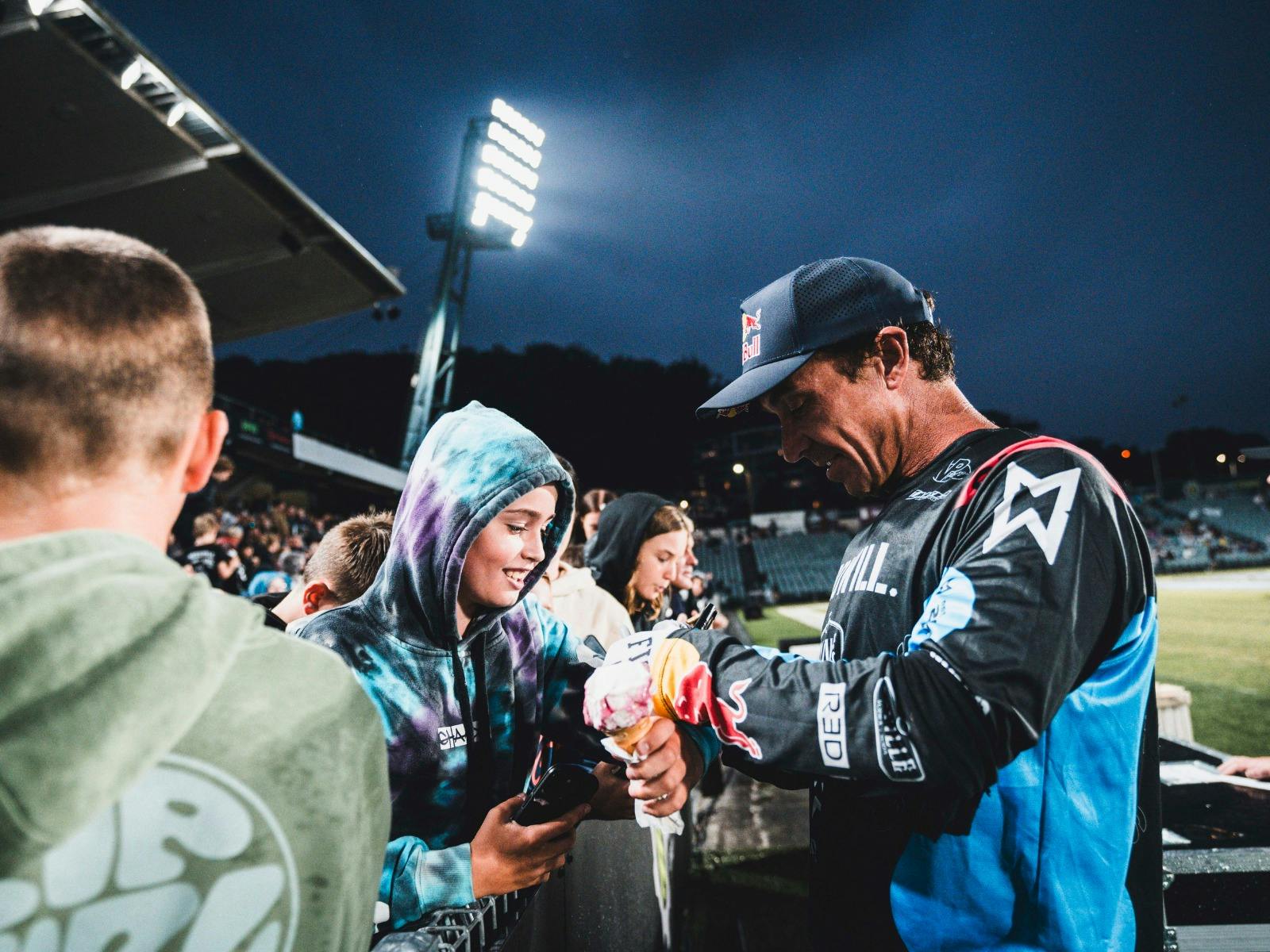 Robbie Madsion signing autographs.