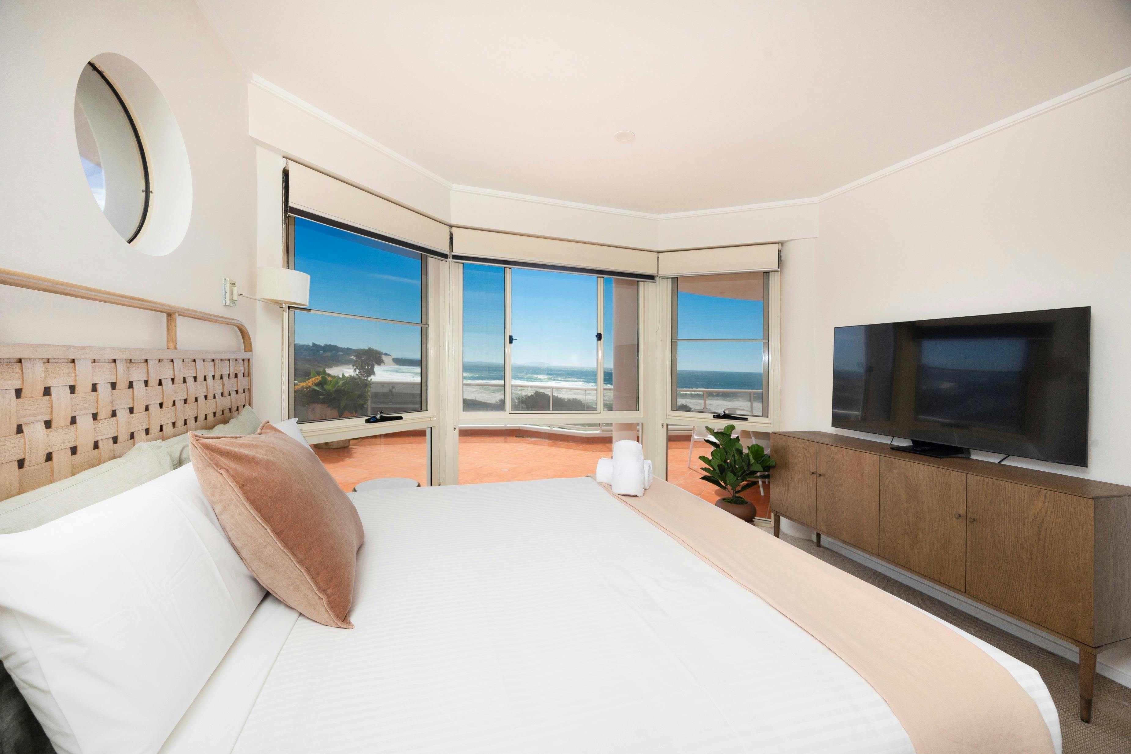 Hauptschlafzimmer mit TV und Meerblick