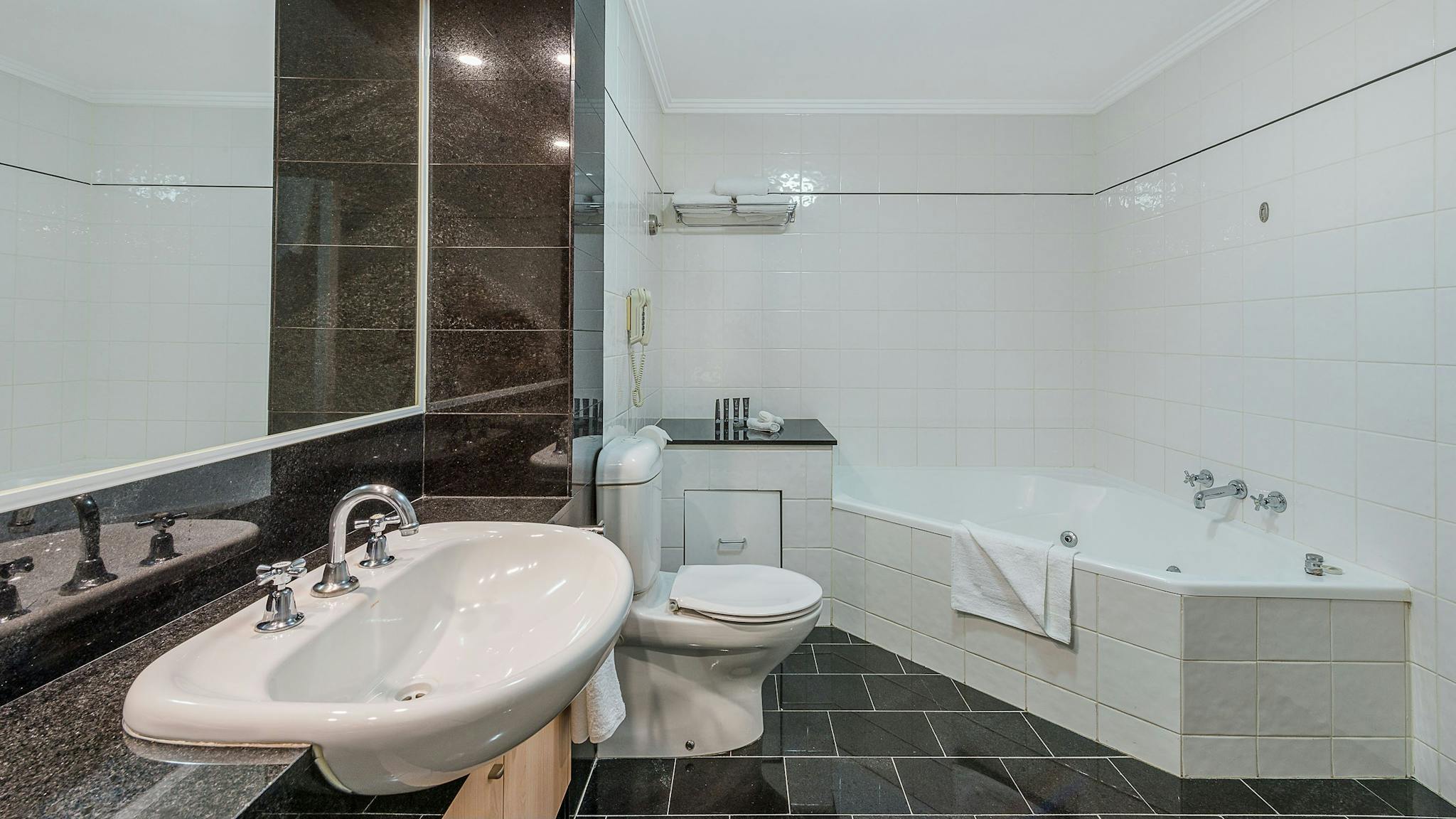 Deluxe One Bedroom Spa Apartment
