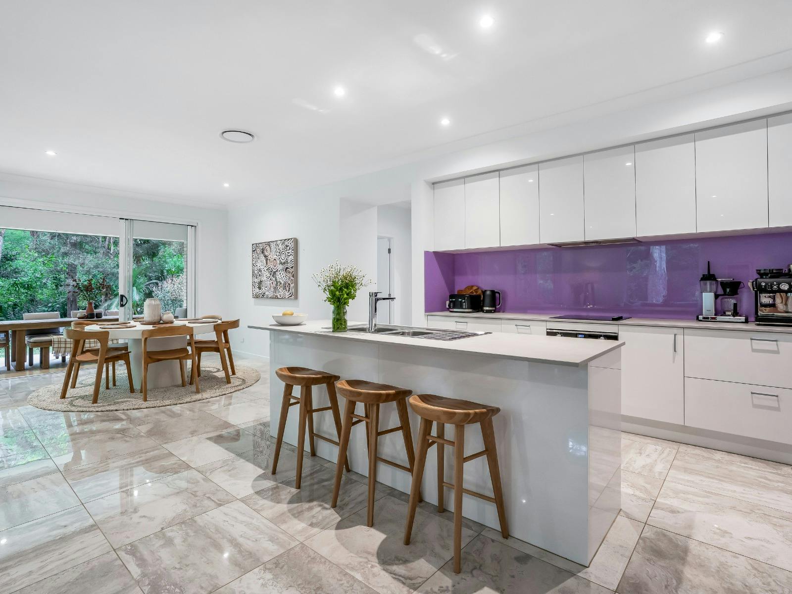 Fully equipped kitchen with breakfast bar