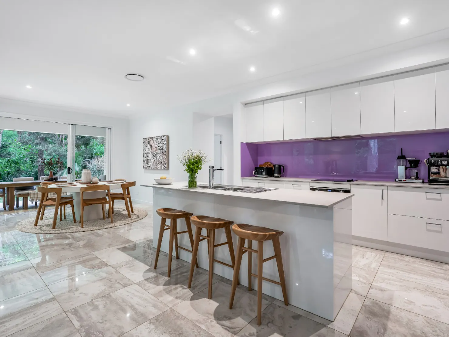 Fully equipped kitchen with breakfast bar
