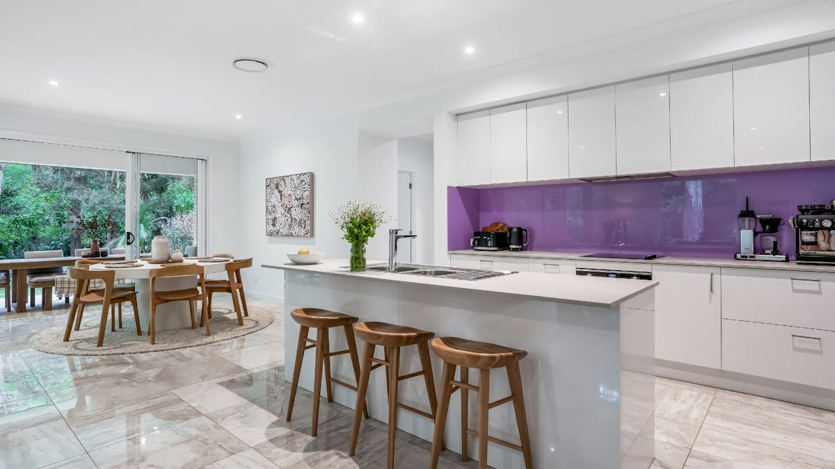 Fully equipped kitchen with breakfast bar