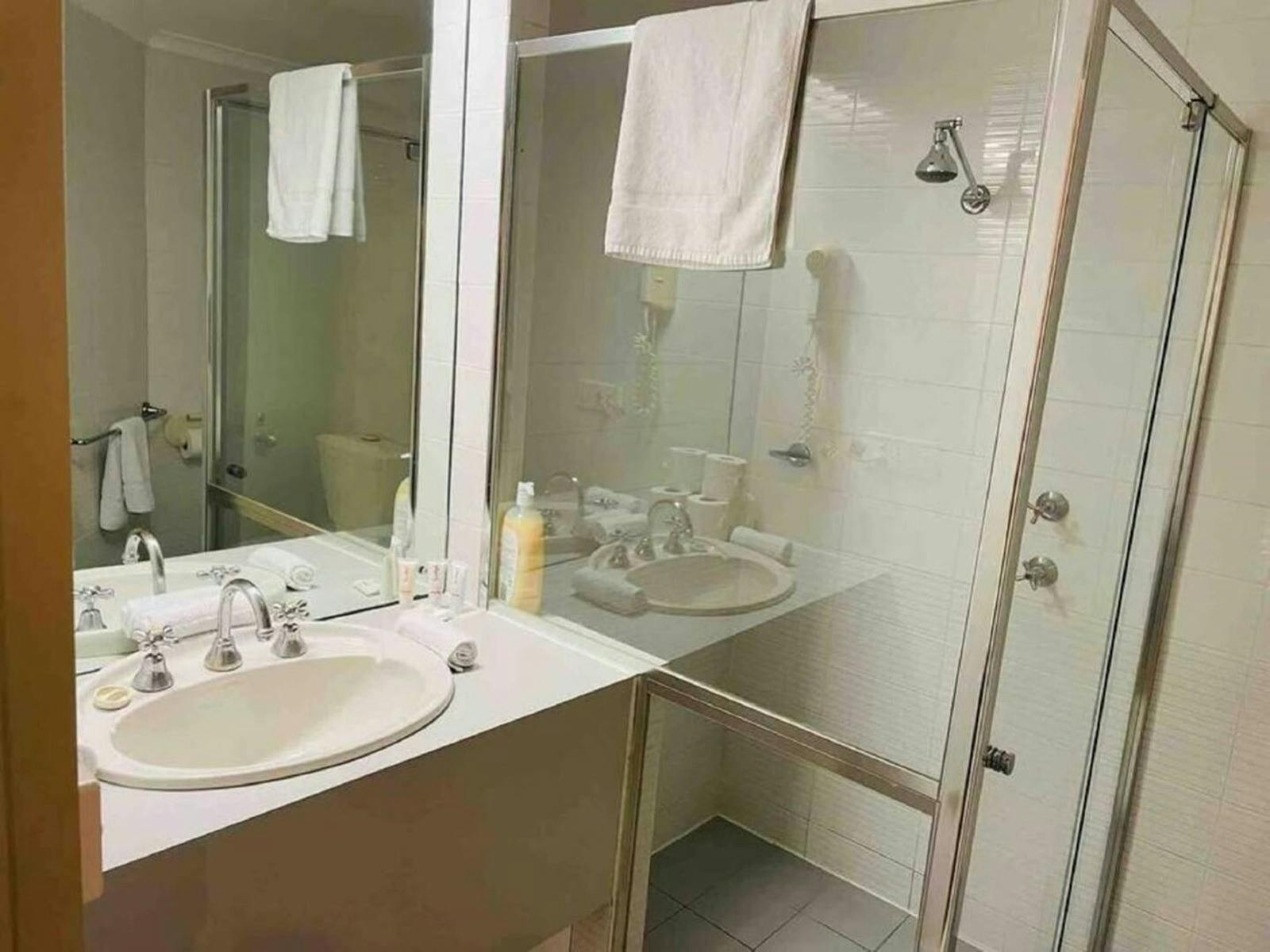 Gouger Street Adelaide Apartment | Ensuite Gouger Entire Apartment Slider Image 7