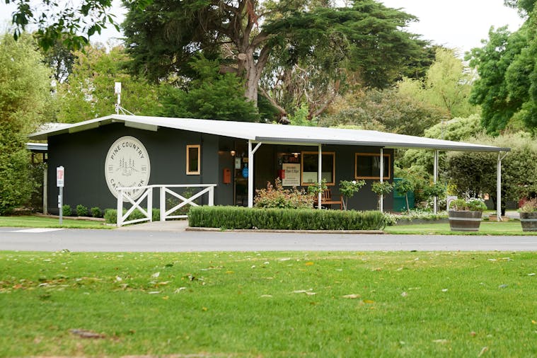 Pine Country Caravan Park - Pet Friendly