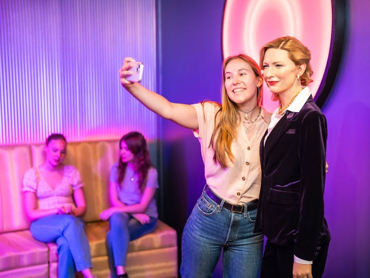 Guest Taking a Selfie With Cate Blanchett Wax Figure