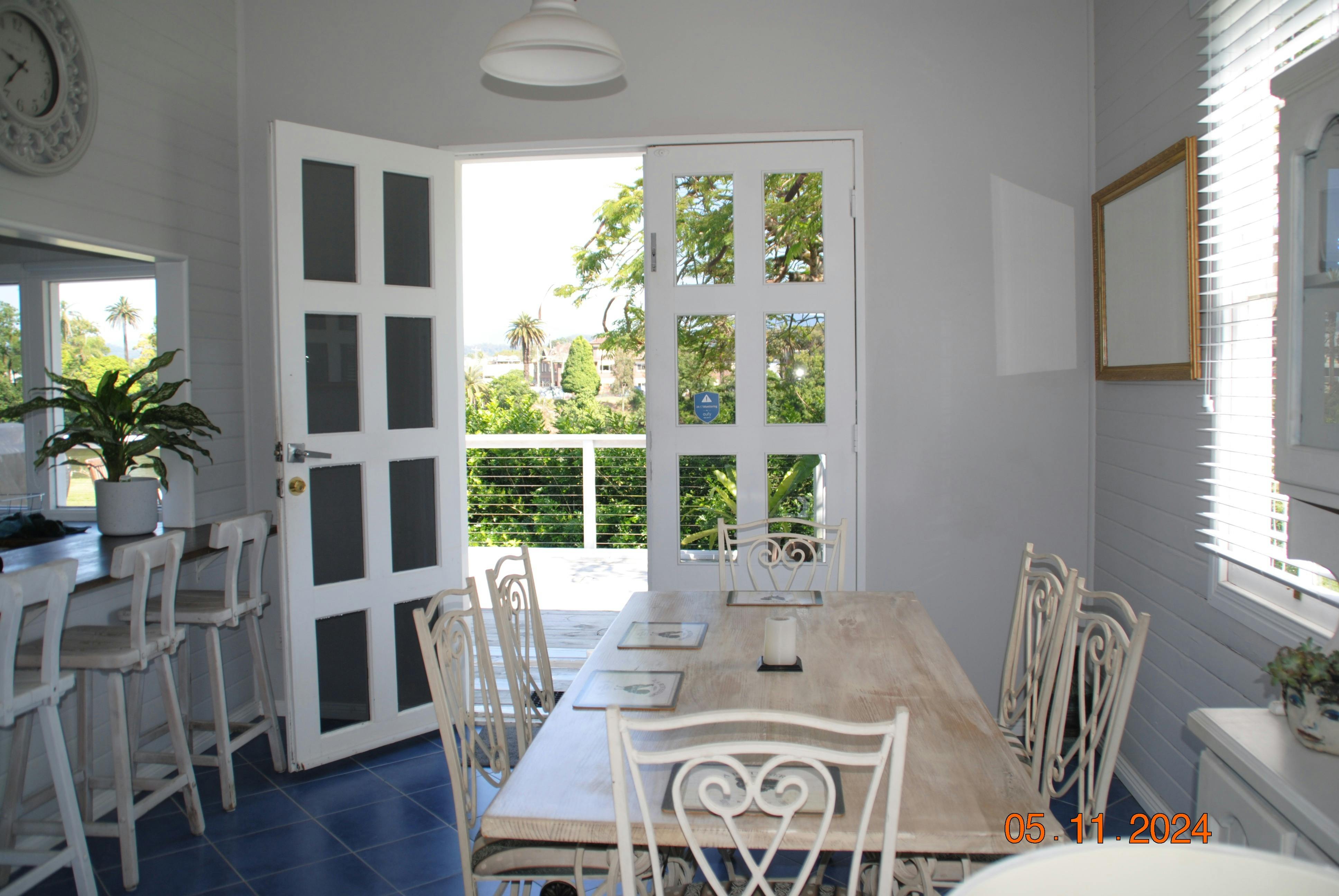 Comfortable dinning room with space for 8. Six seater dinning table and bar stools at bench