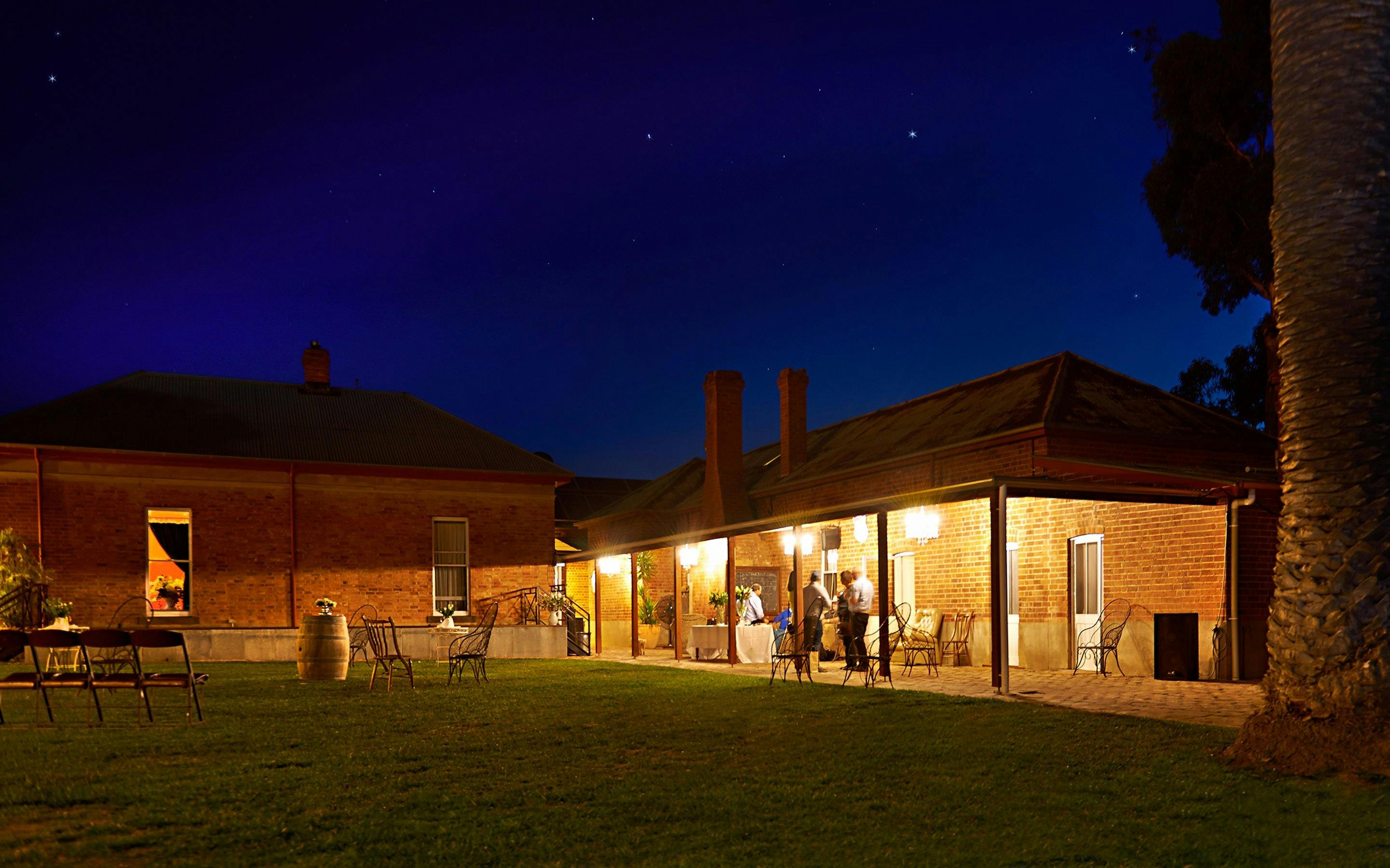 Starry Nights Luxury Accommodation: Moira Station