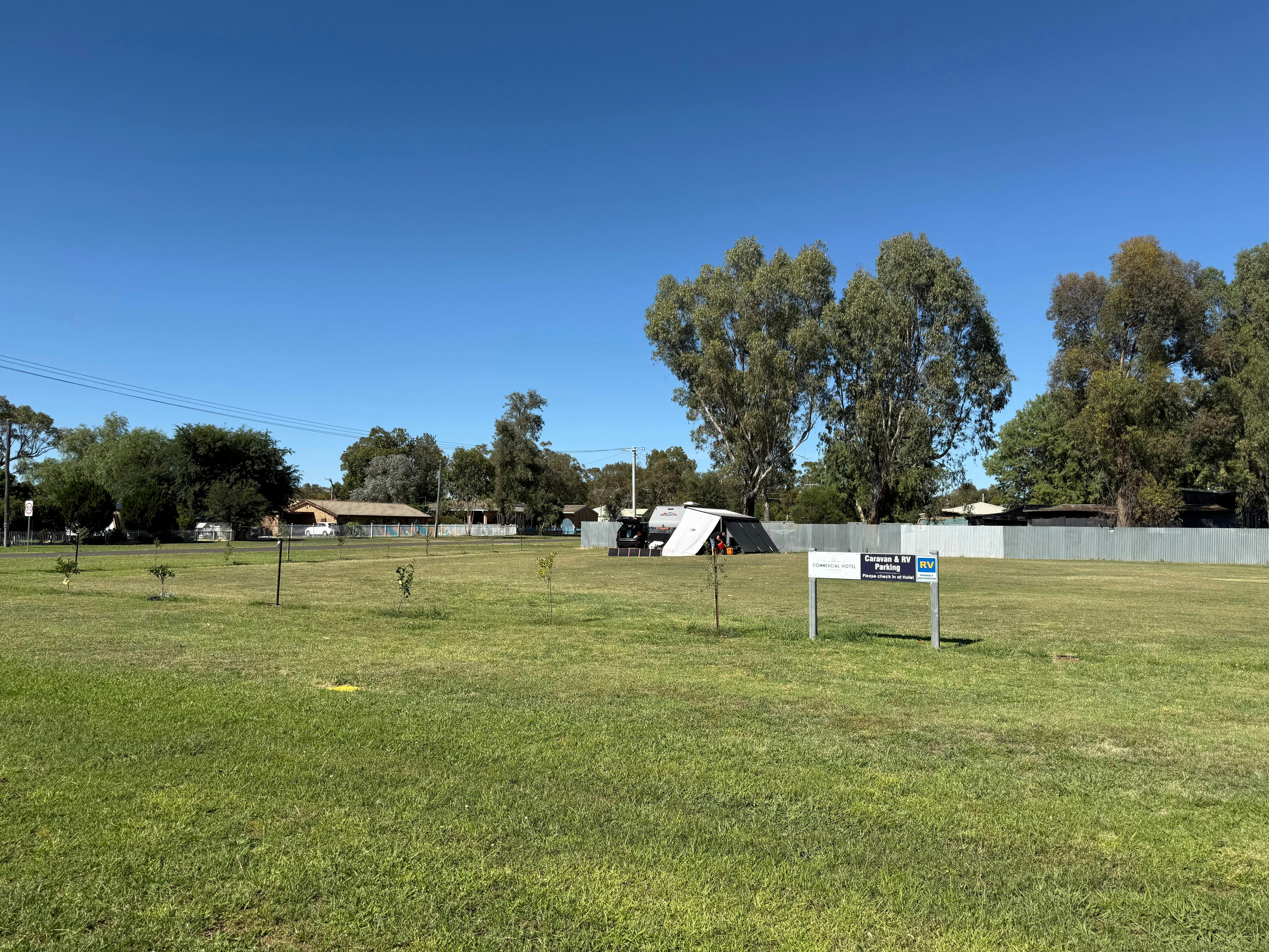 柯尔维斯酒店免费露营区毗邻酒店，适合搭建帐篷或停放房车。
