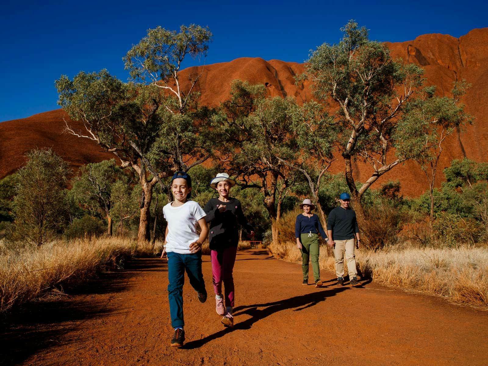 Kuniya walk to Muṯitjulu Waterhole