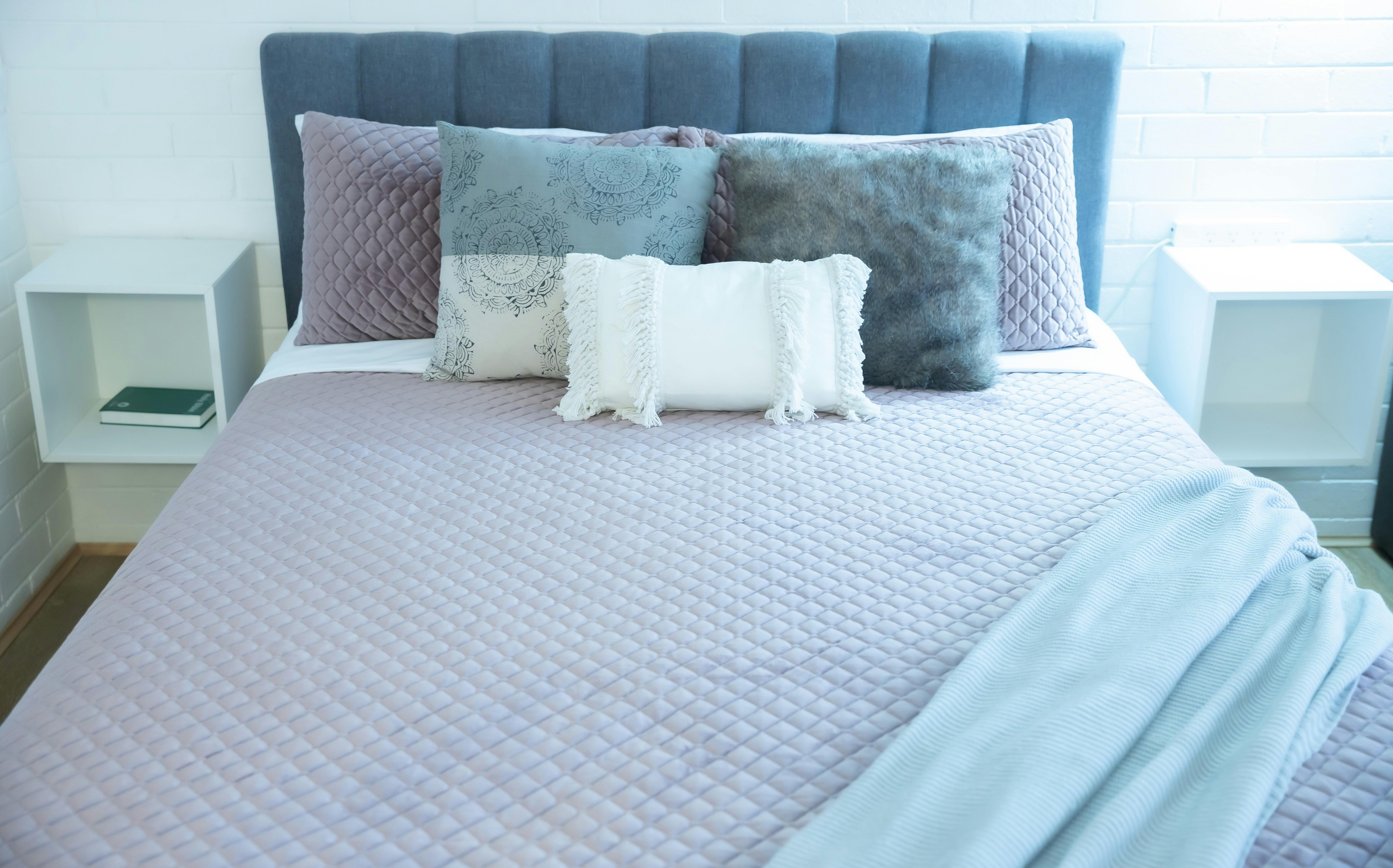 豪華大床房寬敞，在Jetty motel入口處全面裝修