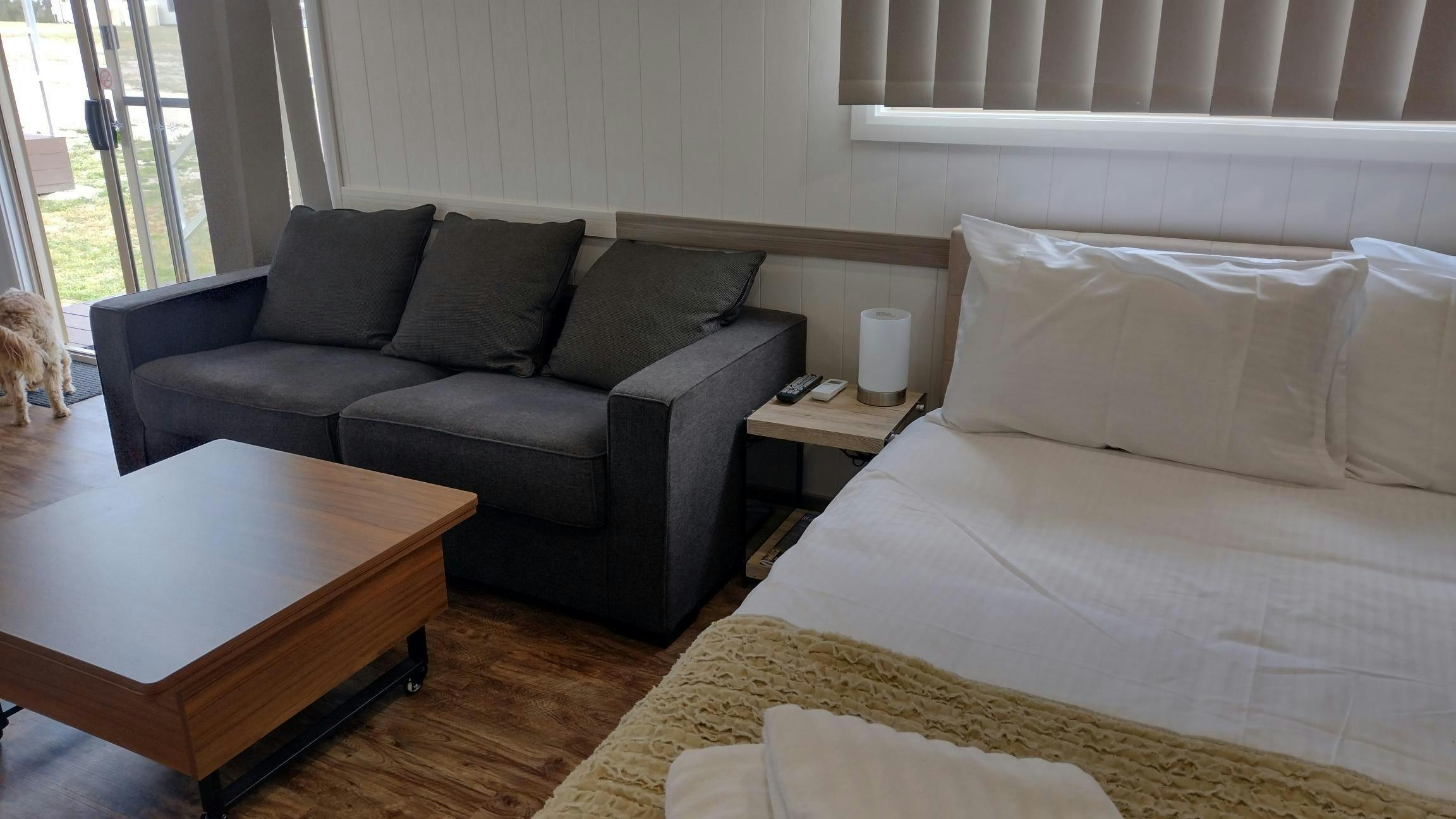 Mountview Wines Family Cabin bed and lounge