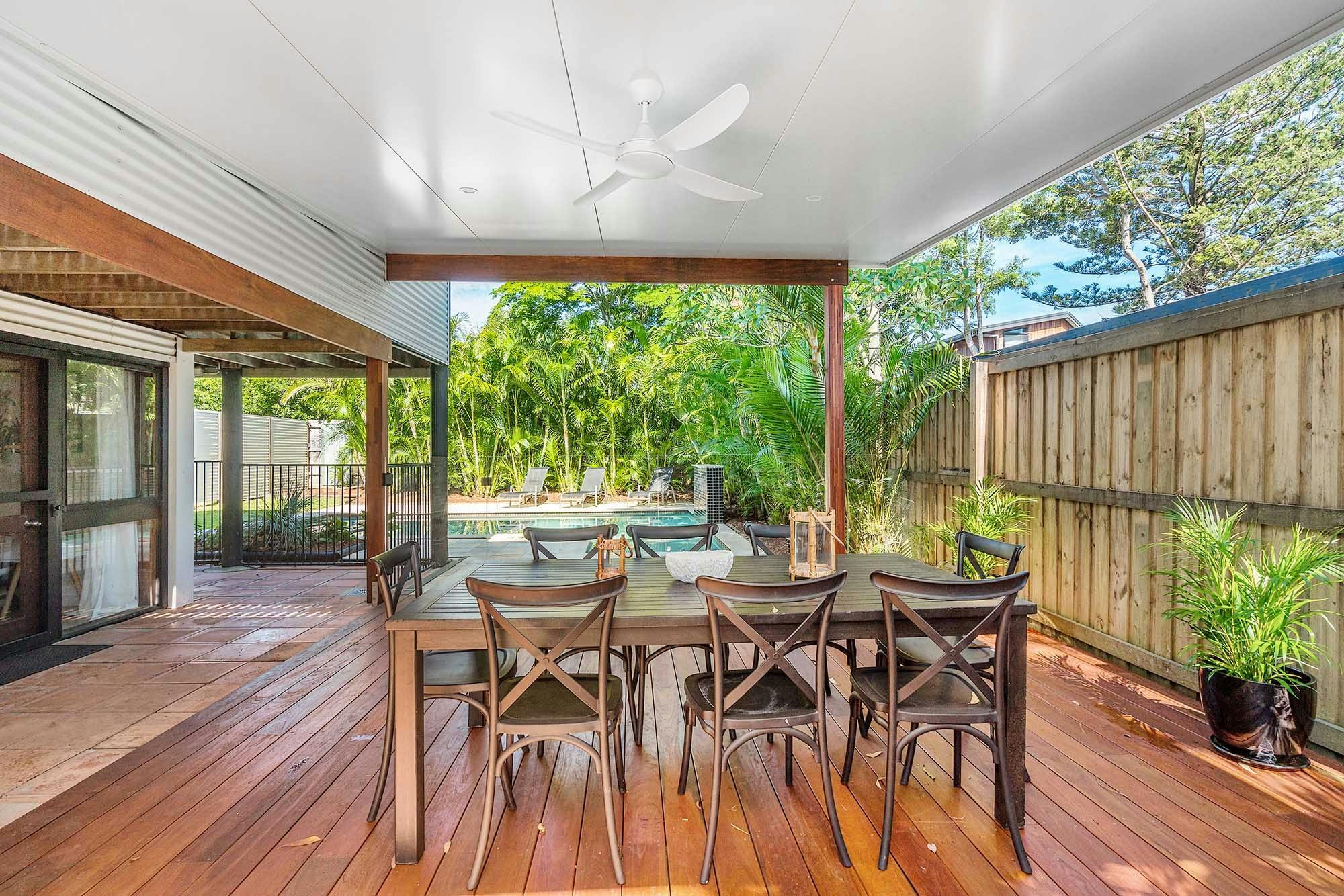 Bangalleys - Byron Bay - Outdoor Dining flow to Pool