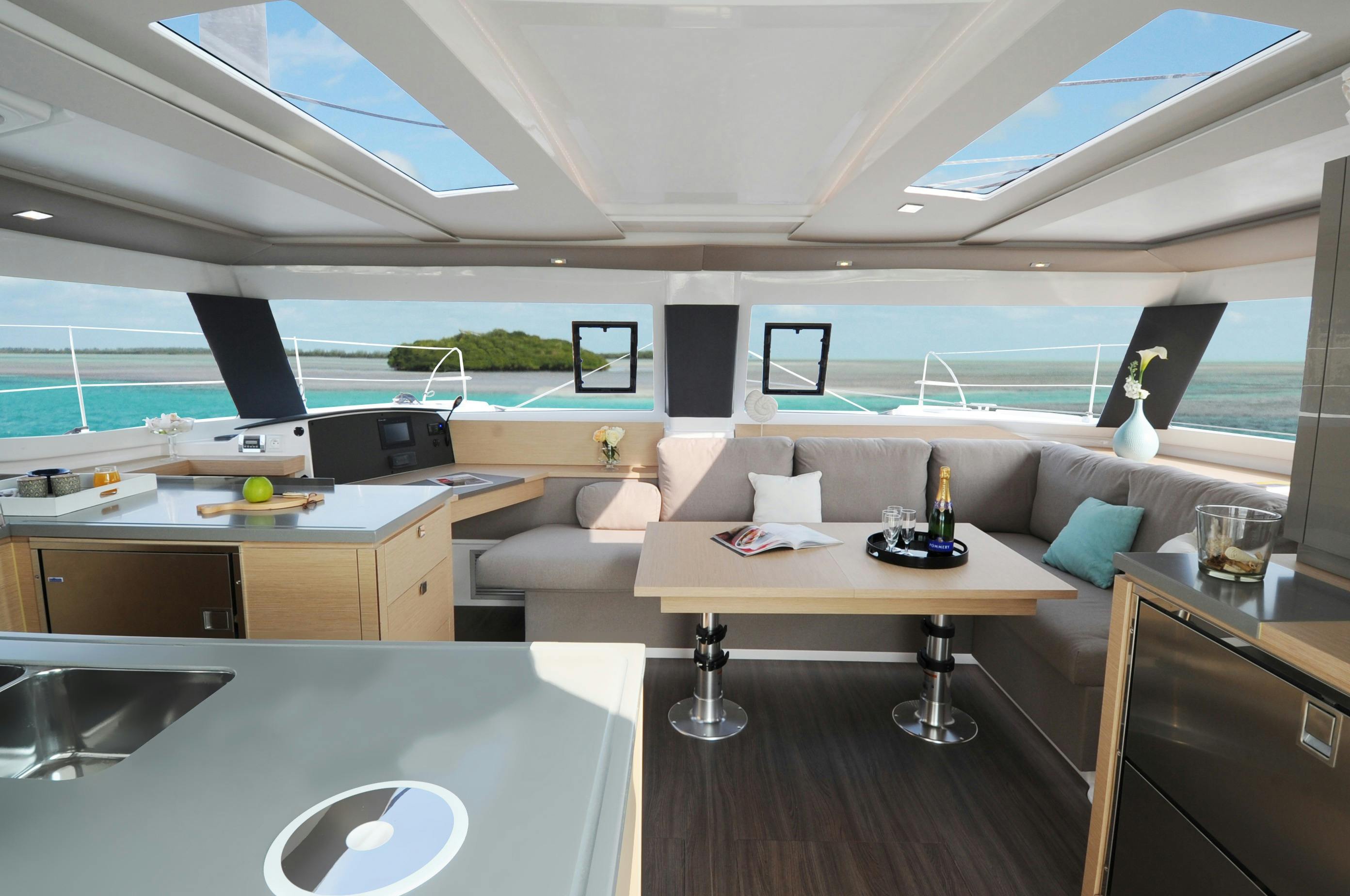 Helia 44, Saloon