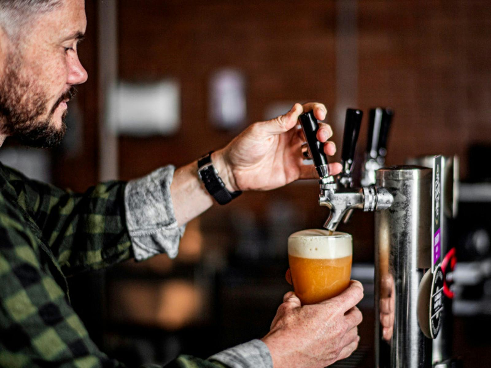 博在社交酿酒厂倒啤酒