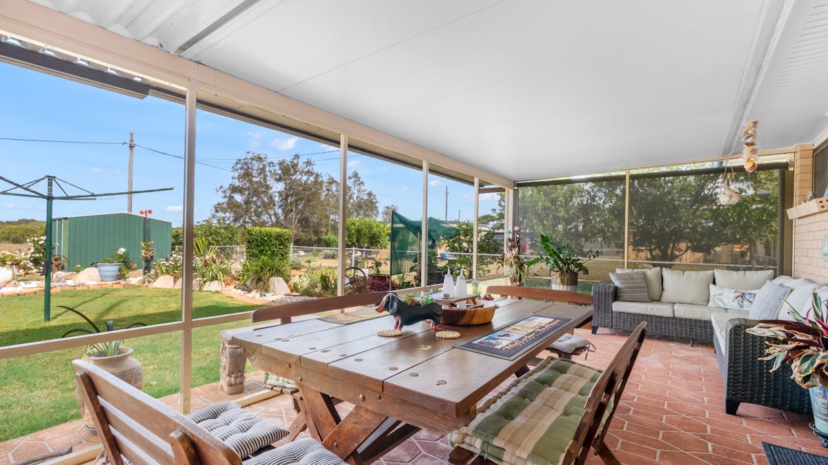 Enclosed outdoor entertainment area