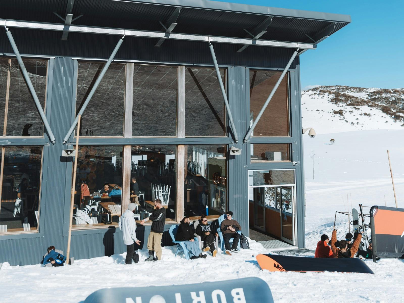 햇볕 아래 앉아 있는 친구들과 함께 있는 Dicky Knees 건물 외관