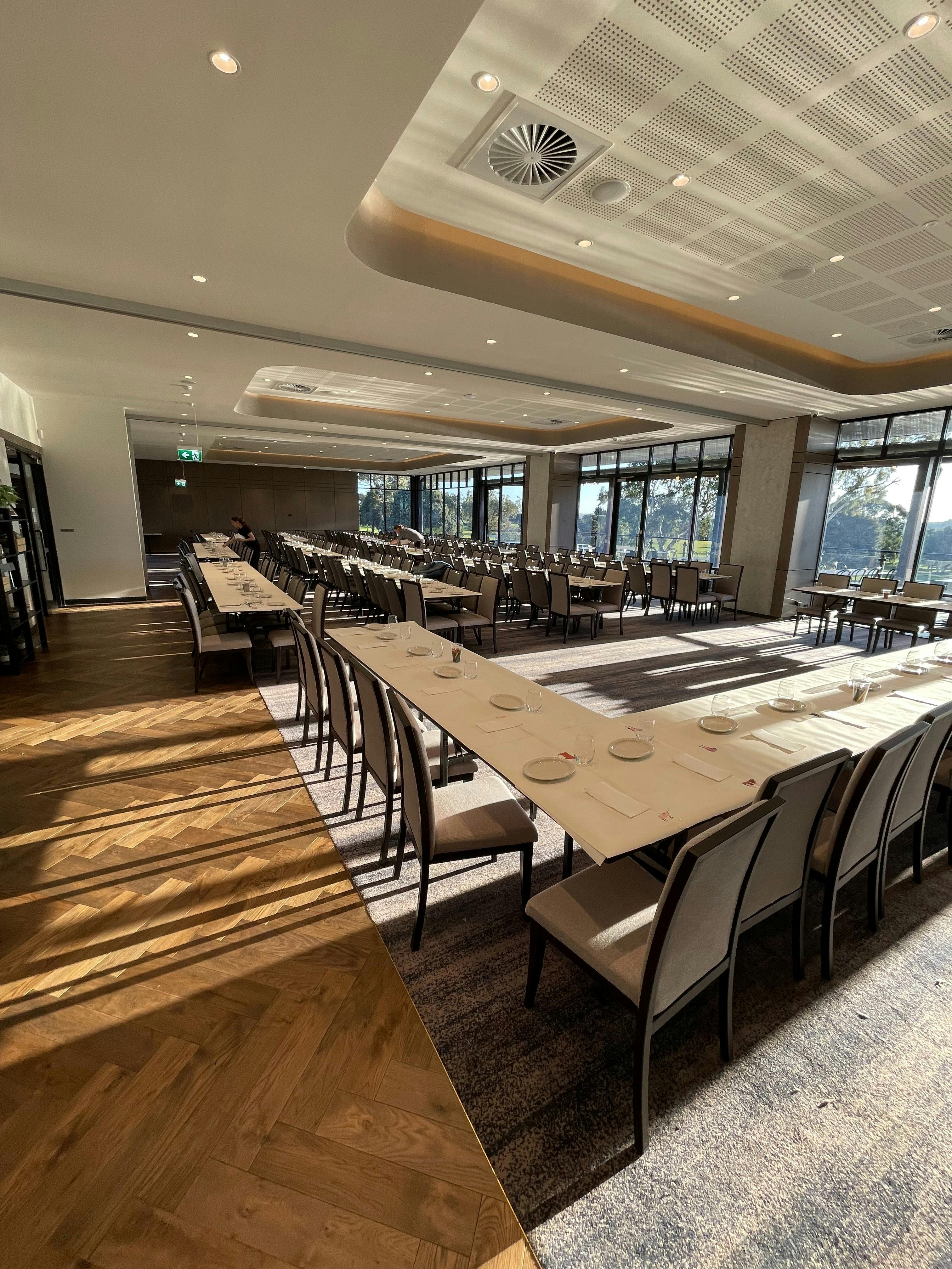 Veranstaltungsraum für 200 Personen eingerichtet