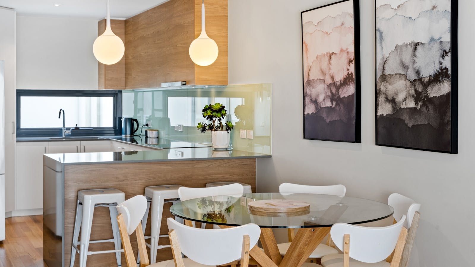 Dining and full kitchen facilities