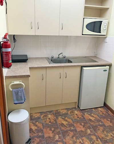 DELUXE SUITE A - Kitchenette