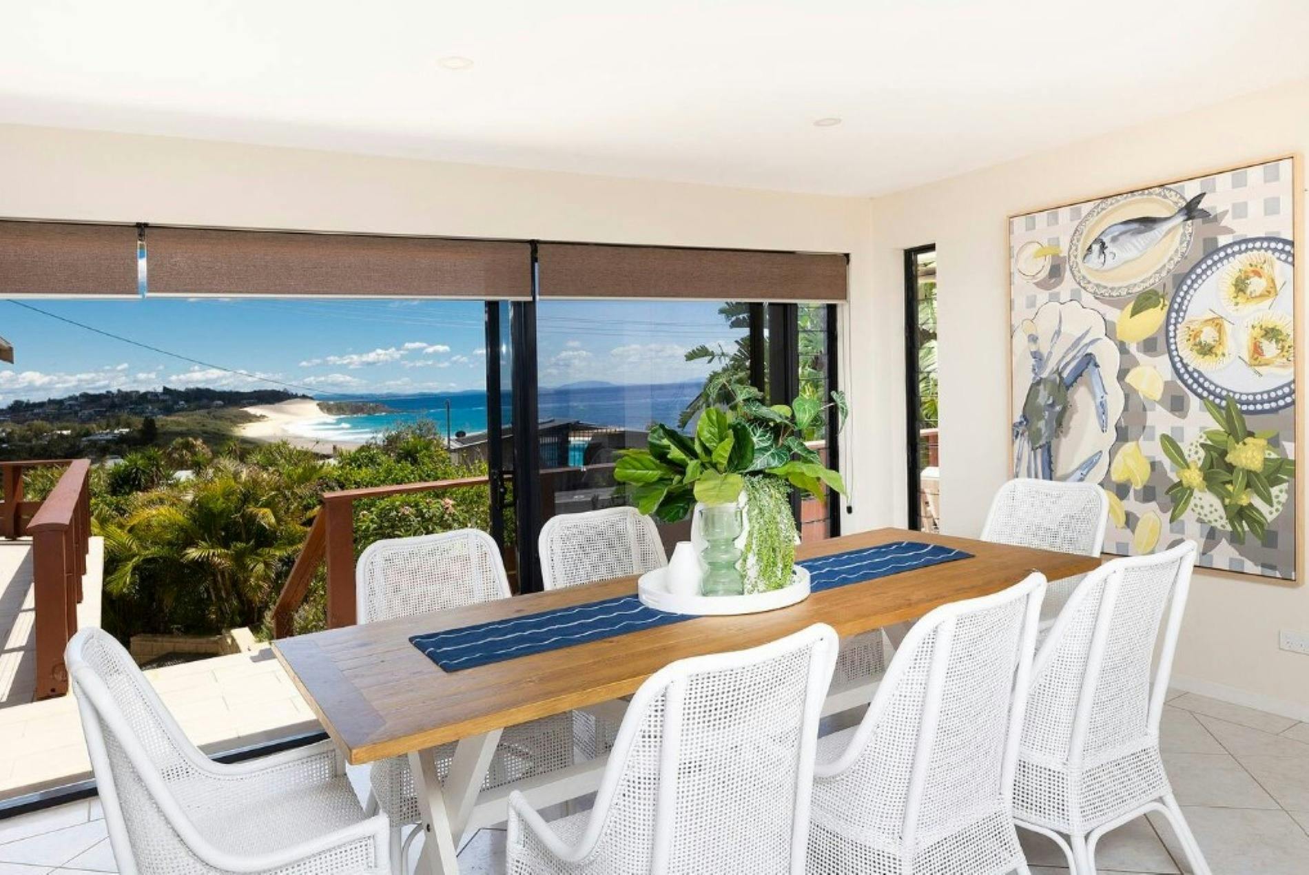 현대적인 해안 환경과 바다 전망을 갖춘 다이닝룸