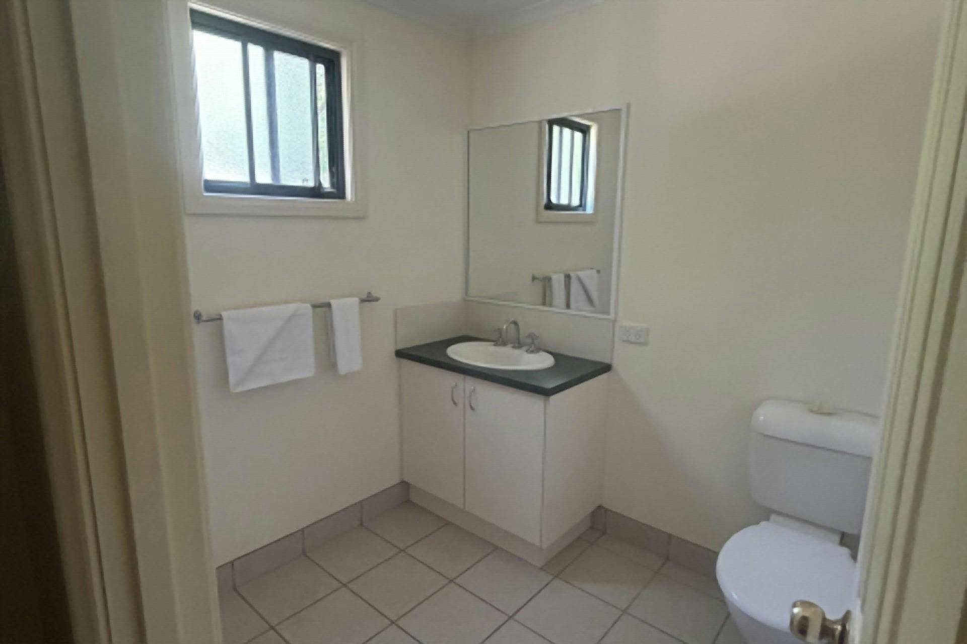 Ensuite Cabin 6 berth bathroom