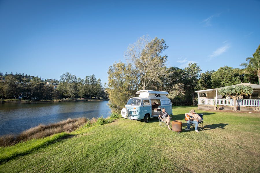 Combi Van, Camping, Caravanning, Sites along Crooked River at Seven Mile Beach Holiday Park