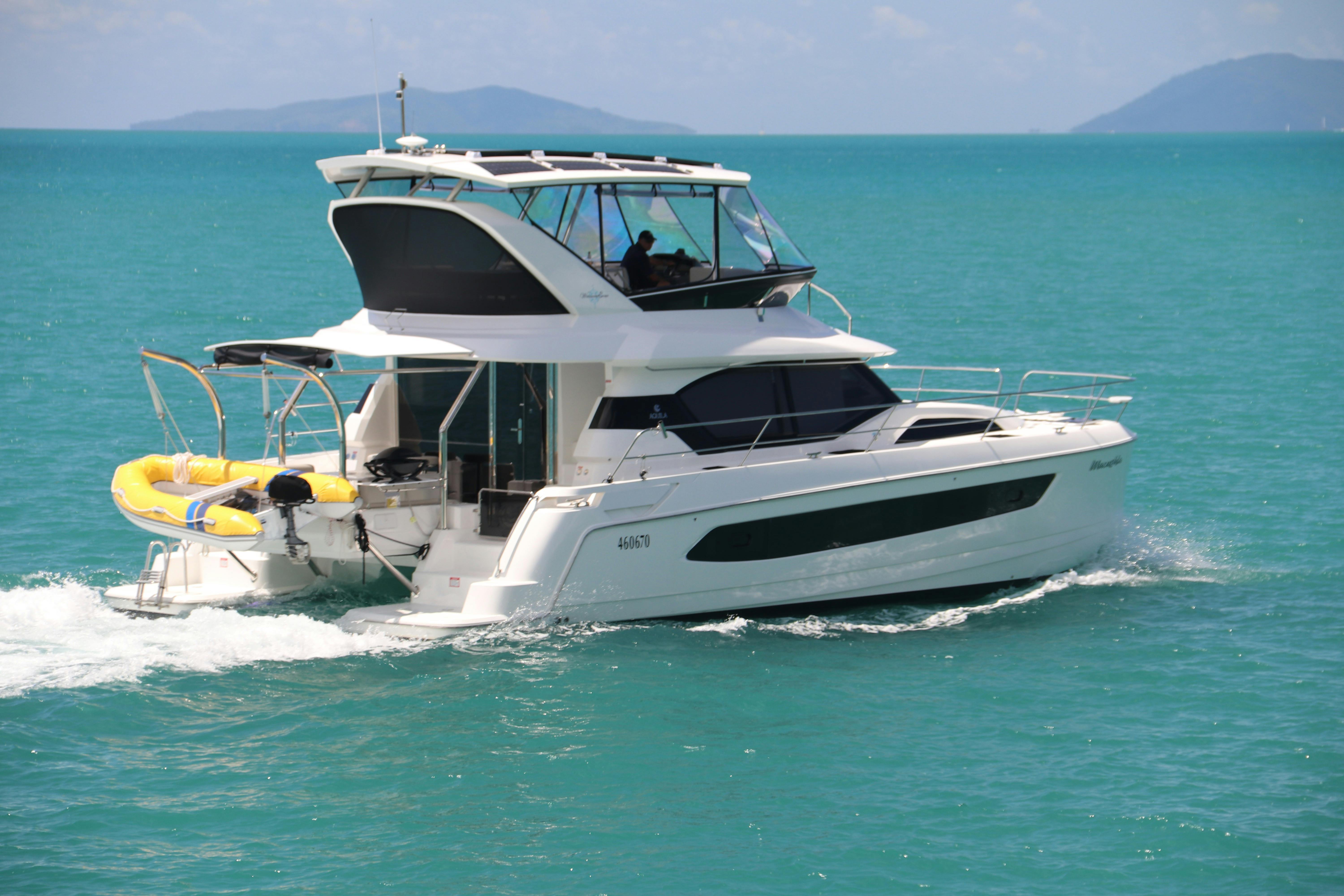 Power Catamaran - Aquila 44.4