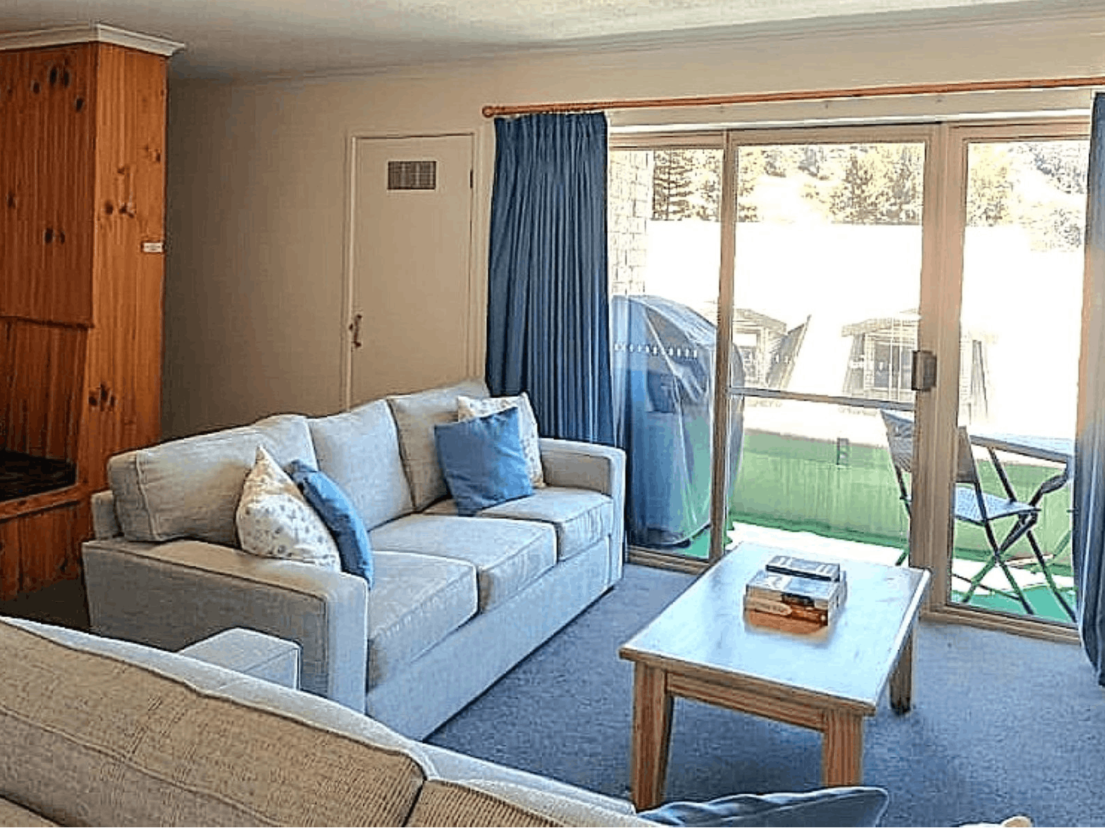 Open plan kitchen, lounge dining