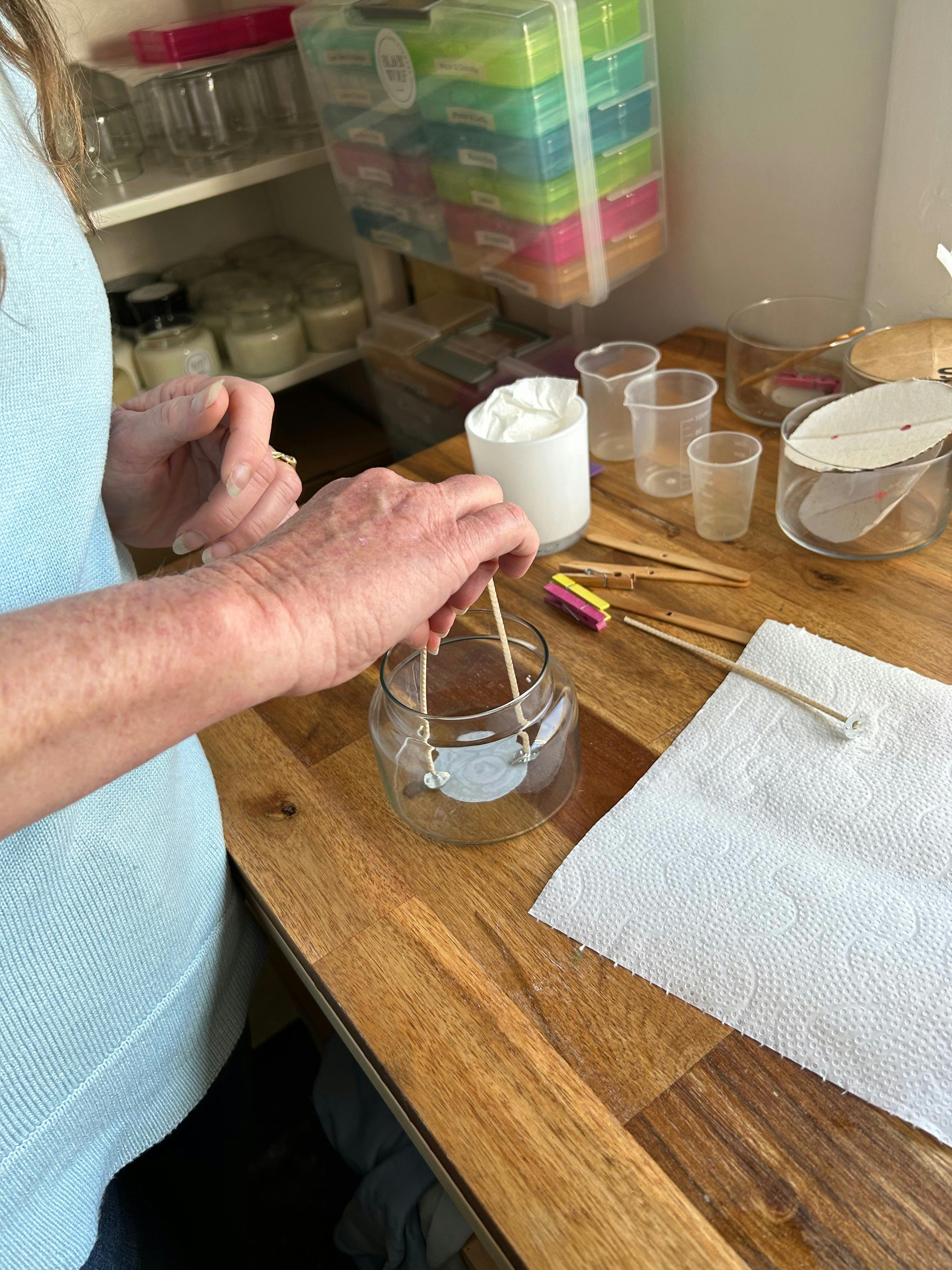 Fixing wicks in the vessels