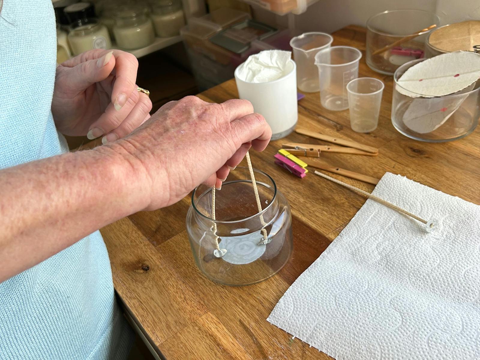 Fixing wicks in the vessels