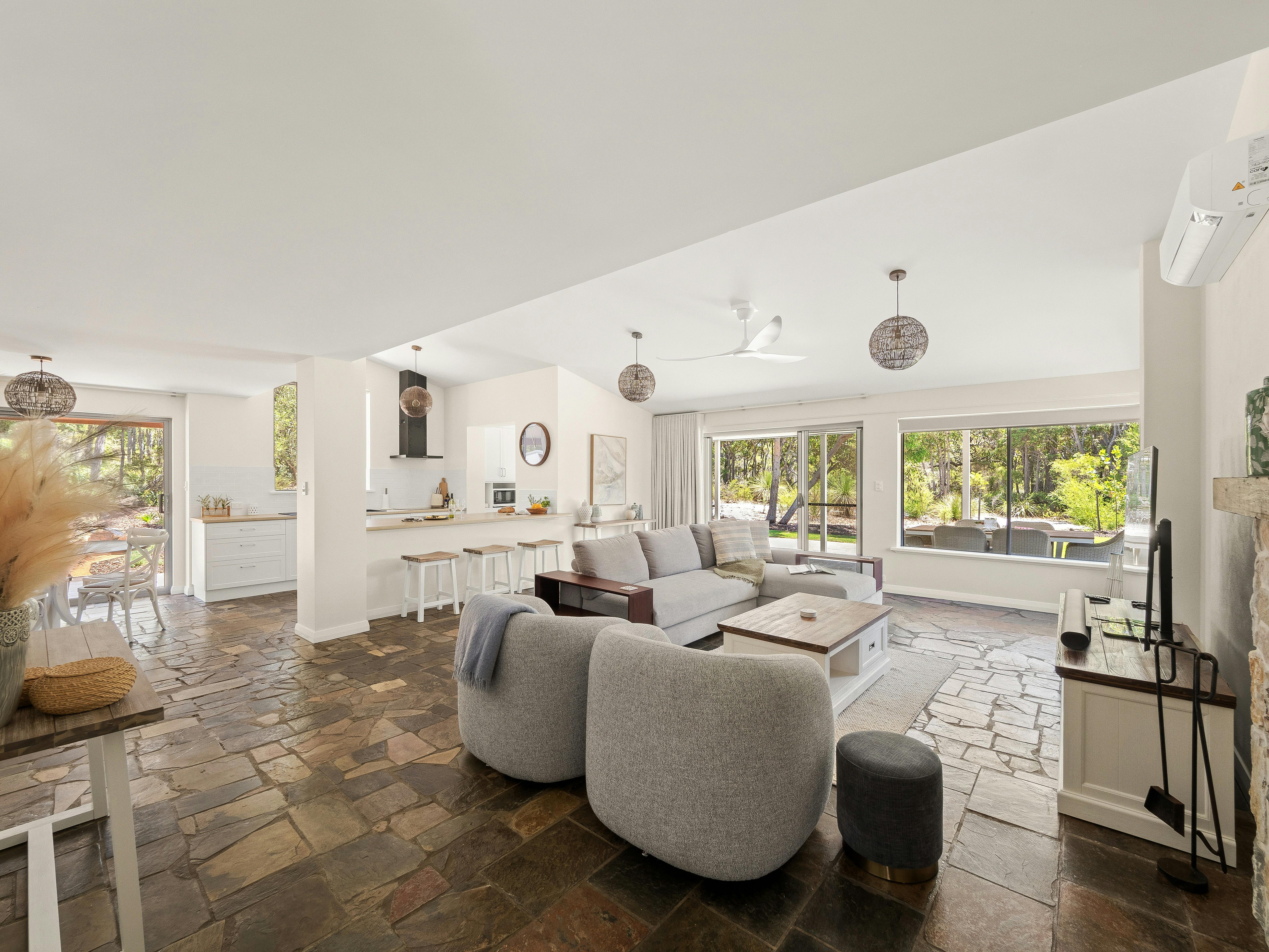 Living room - Entertainment - Fireplace - Reverse-cycle Air-conditioning