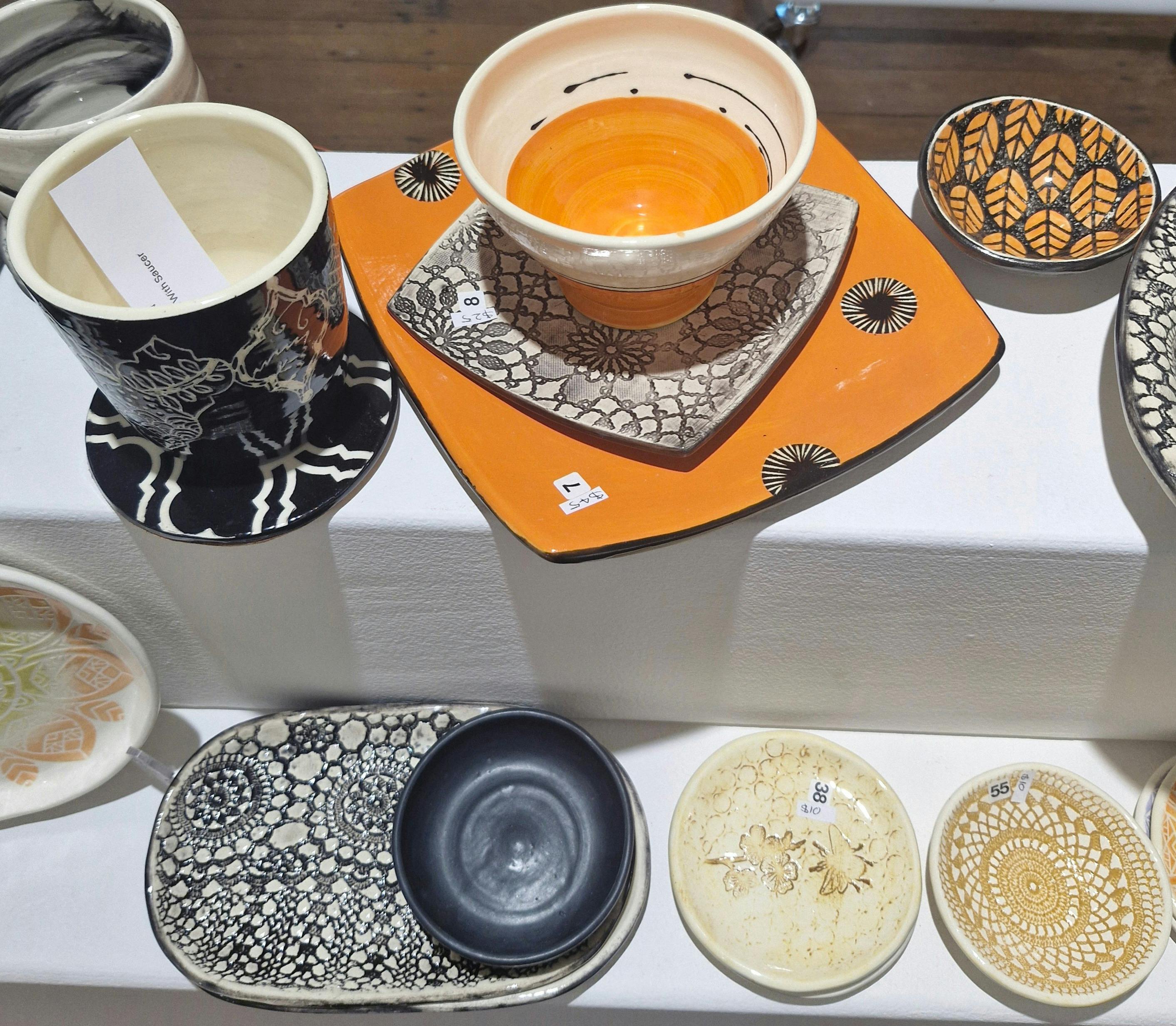 由 Sandra Lee Brown 設計的彩色陶瓷盤子和碗，