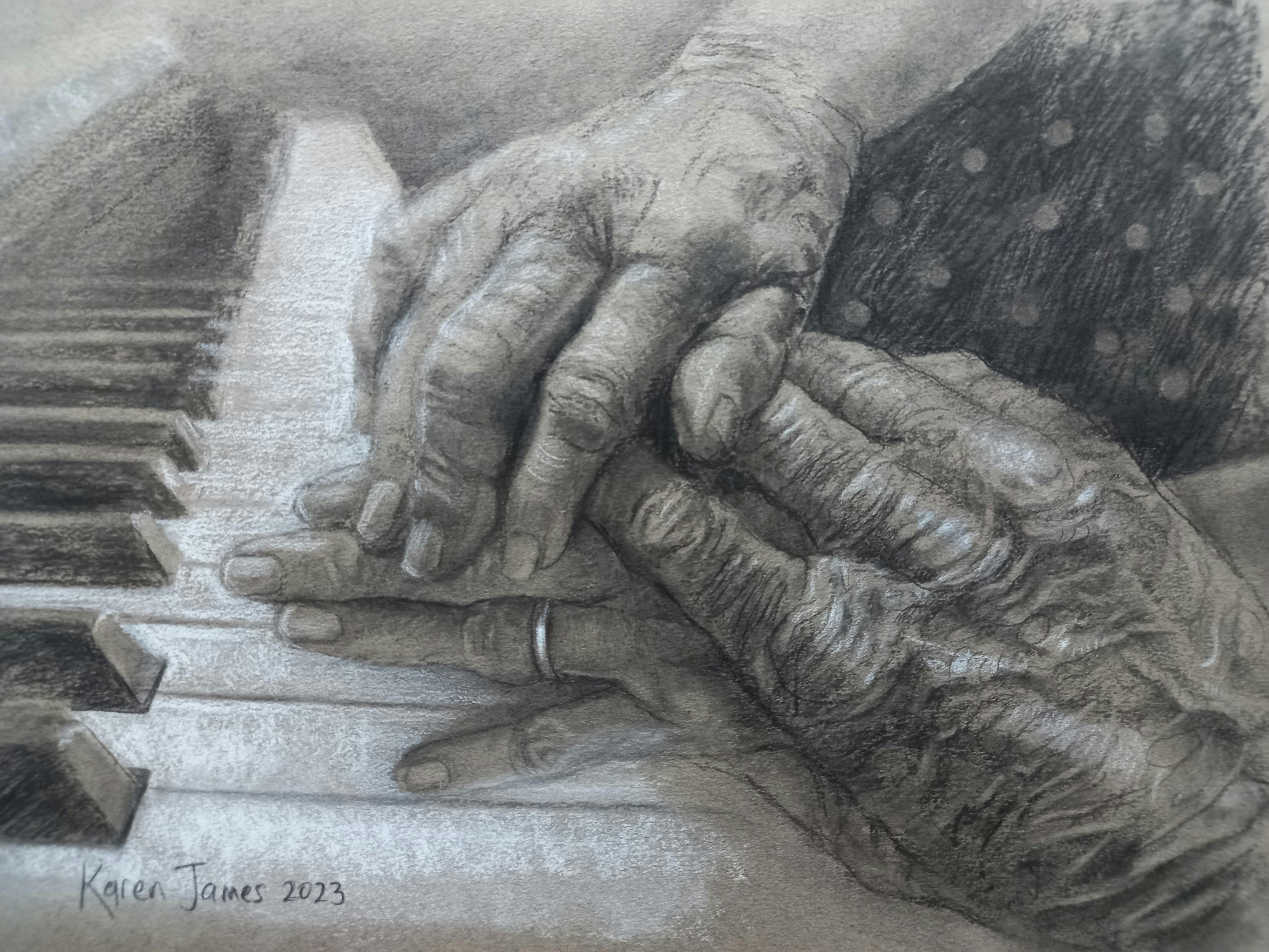 両親の手を描いた木炭画