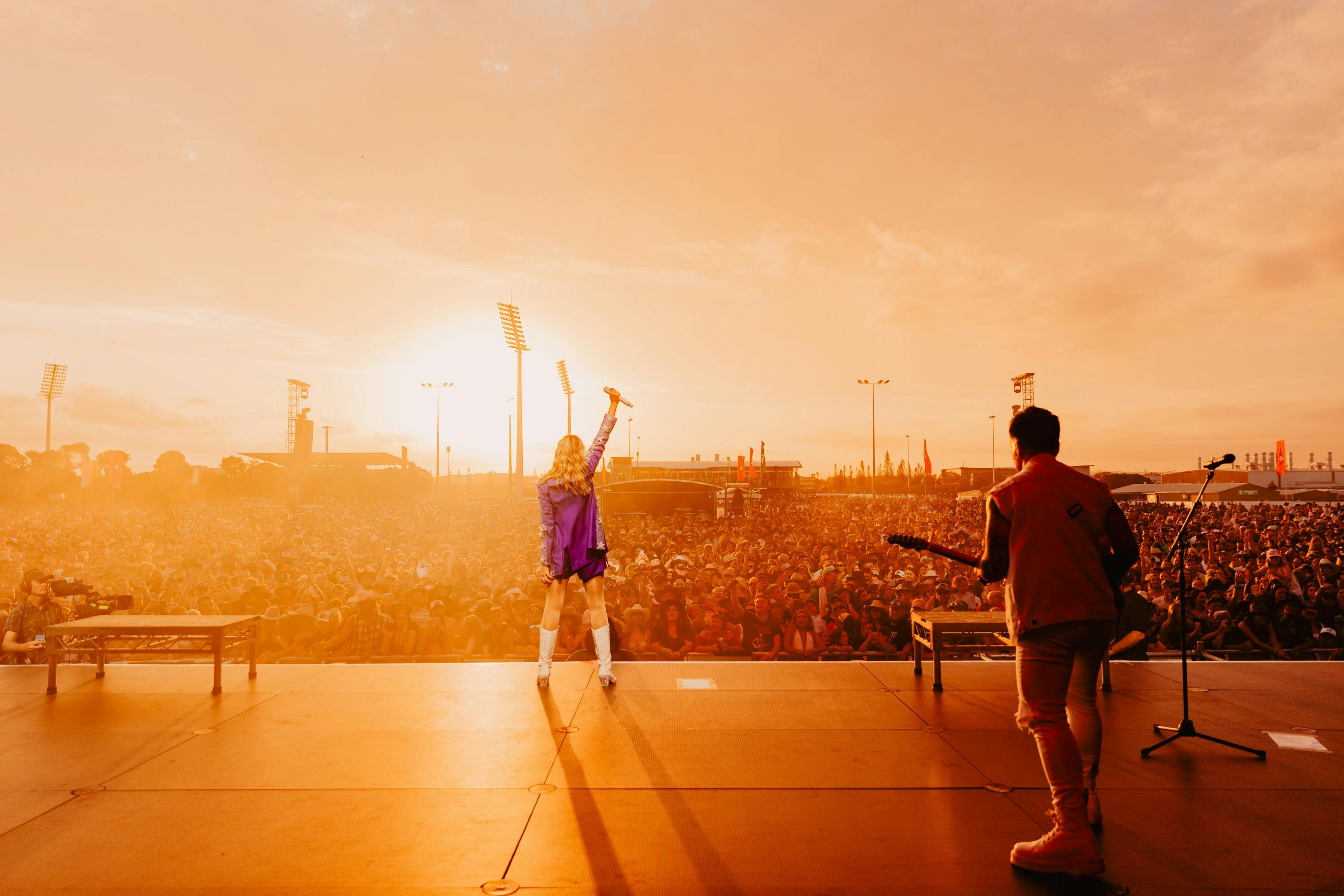 Country singer on the main stage
