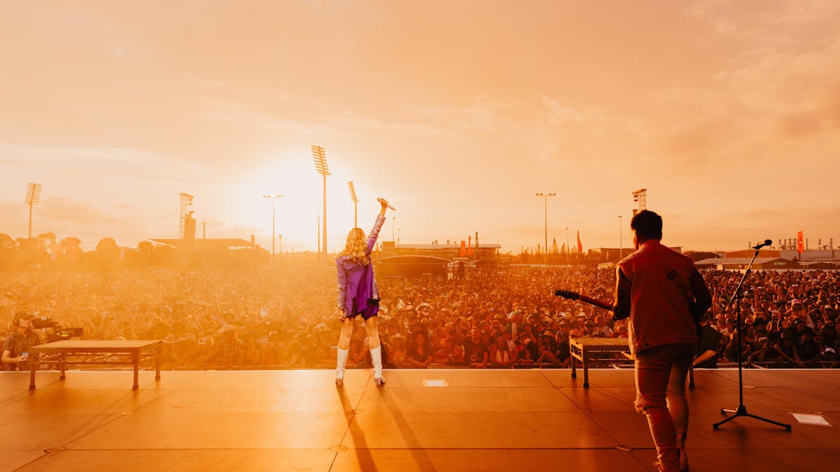 Country singer on the main stage
