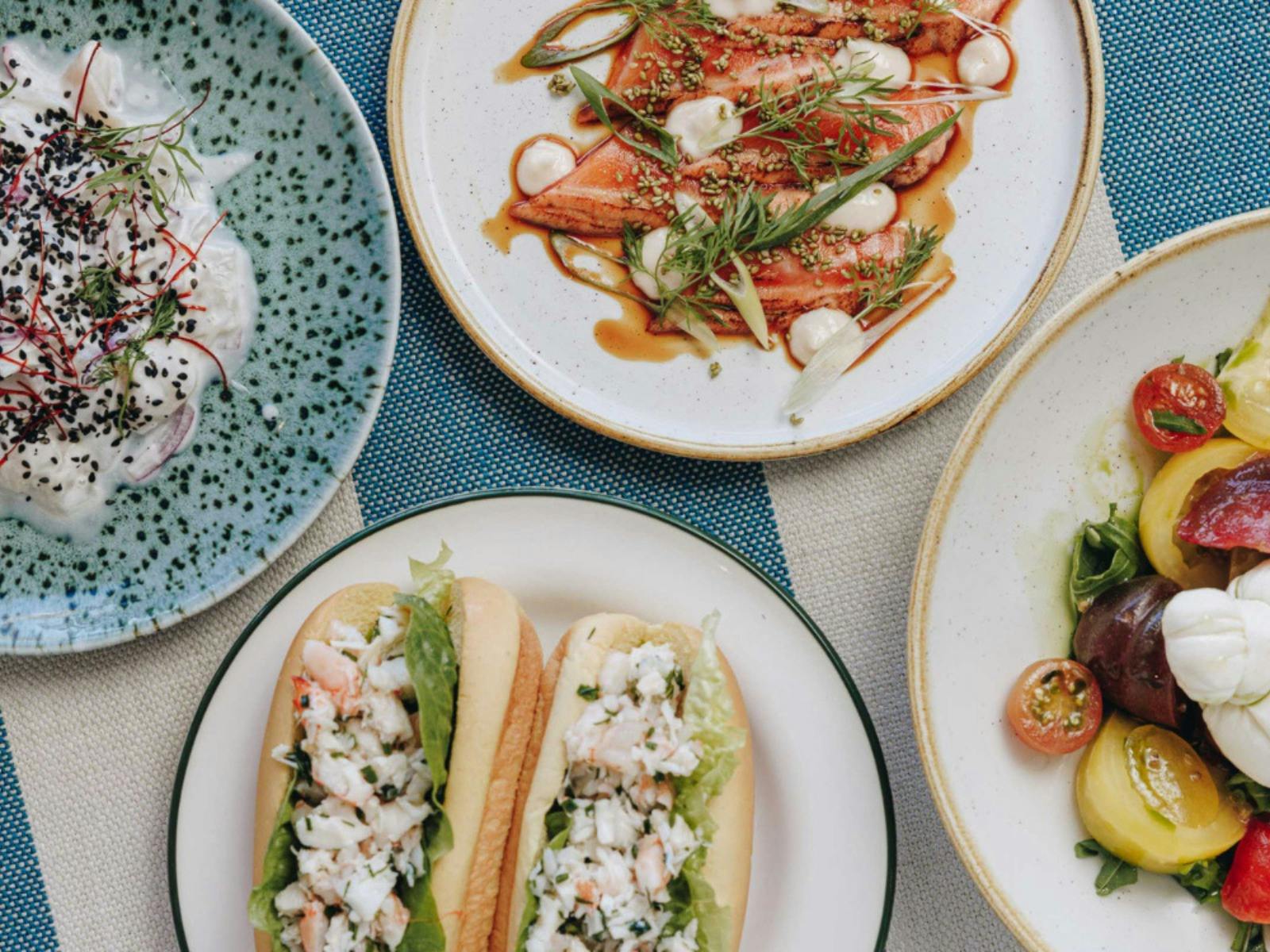 Teller mit Essen von oben