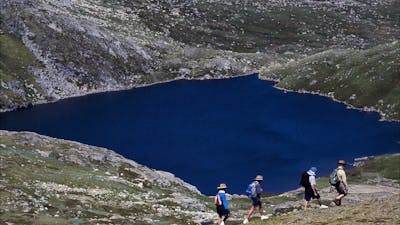Kosciuszko-National-Park lake walkers