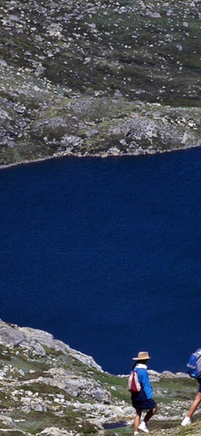 Kosciuszko-National-Park lake walkers