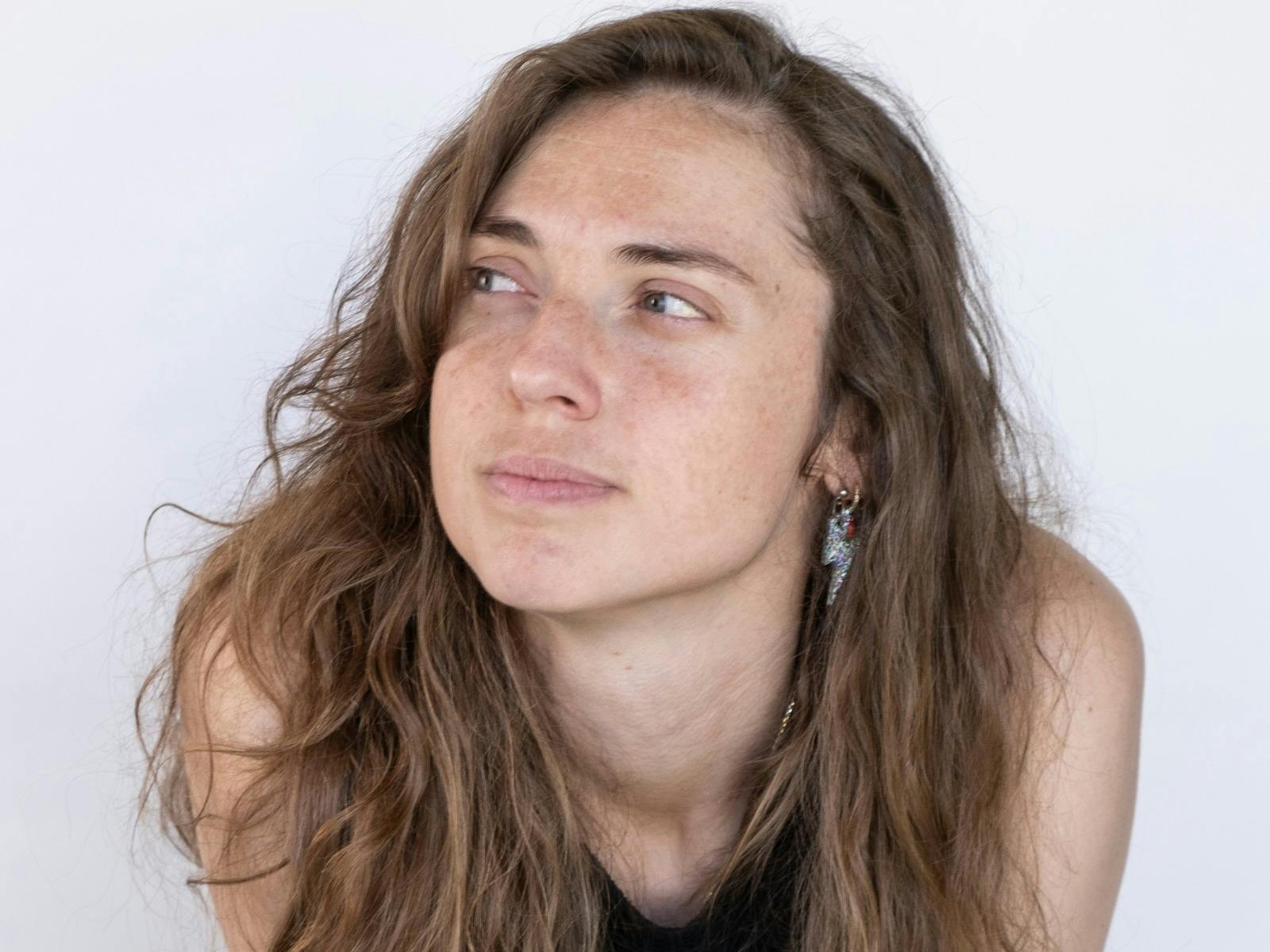 好奇心旺盛な横目で左を見つめるトゥララ