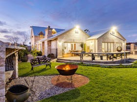 Frotn view of property.