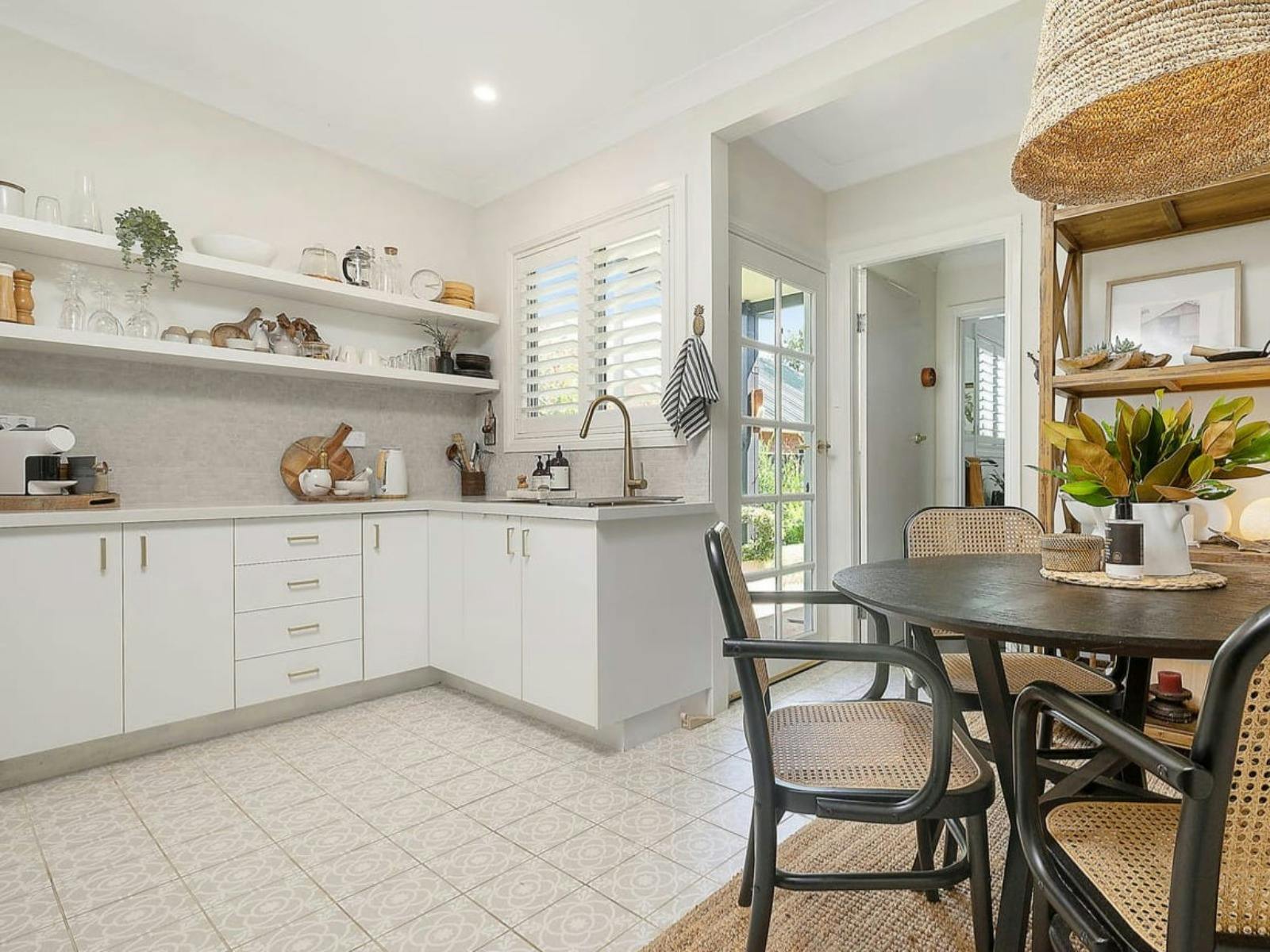 넓은 오픈 주방/식사 공간 외부로 연결