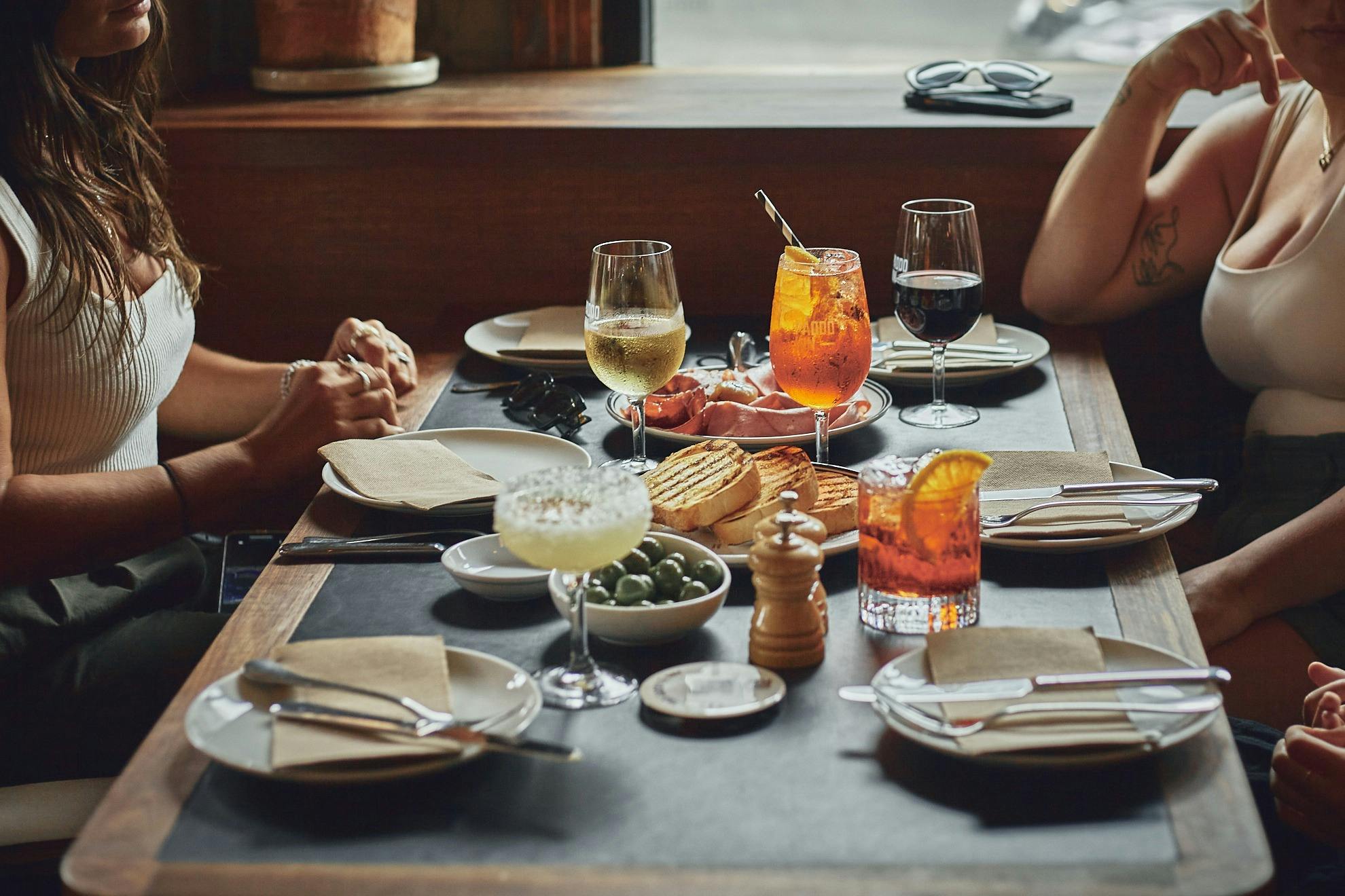 테이블 위의 음식과 음료