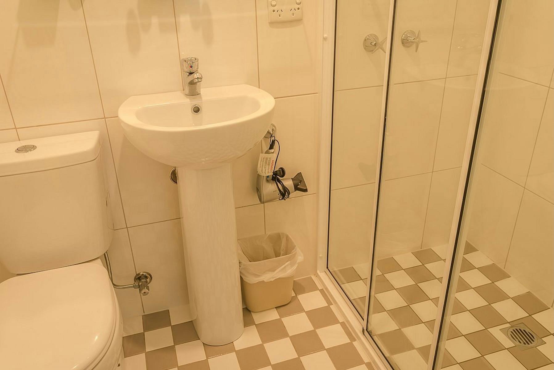 Private ensuite with enclosed shower, pedestal basin and toilet at Glencoe