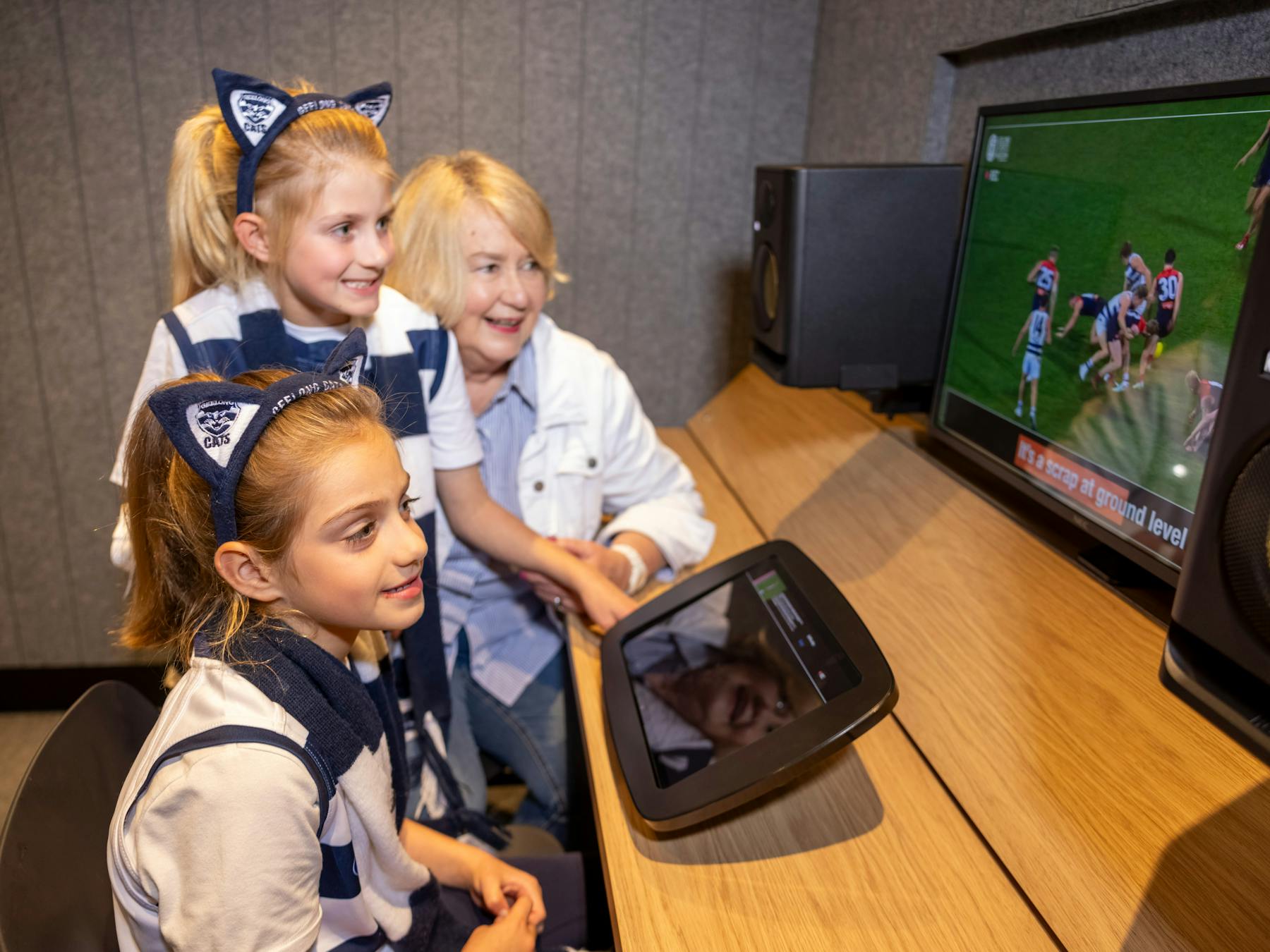 Cat's fans using Commentator Booth experience