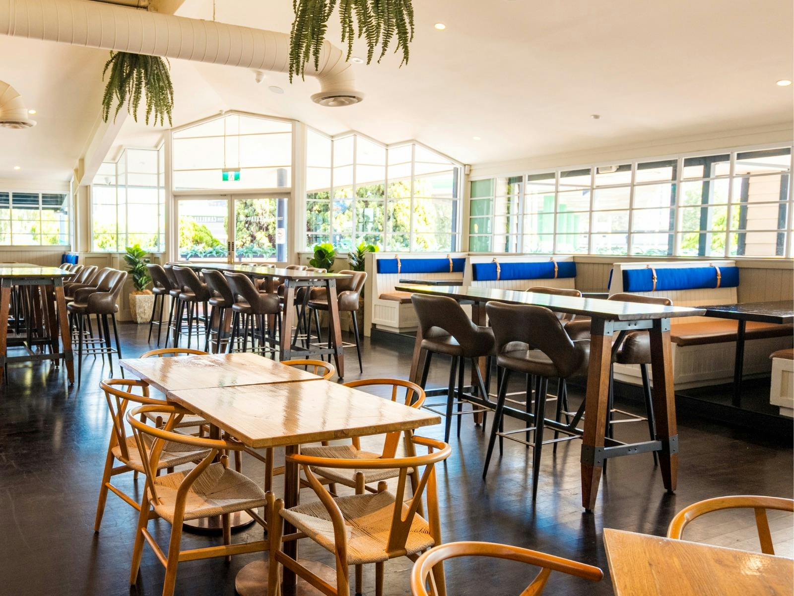 山茶花飯店 (The Camellia Hotel) 內部的小酒館，提供多種座位選擇