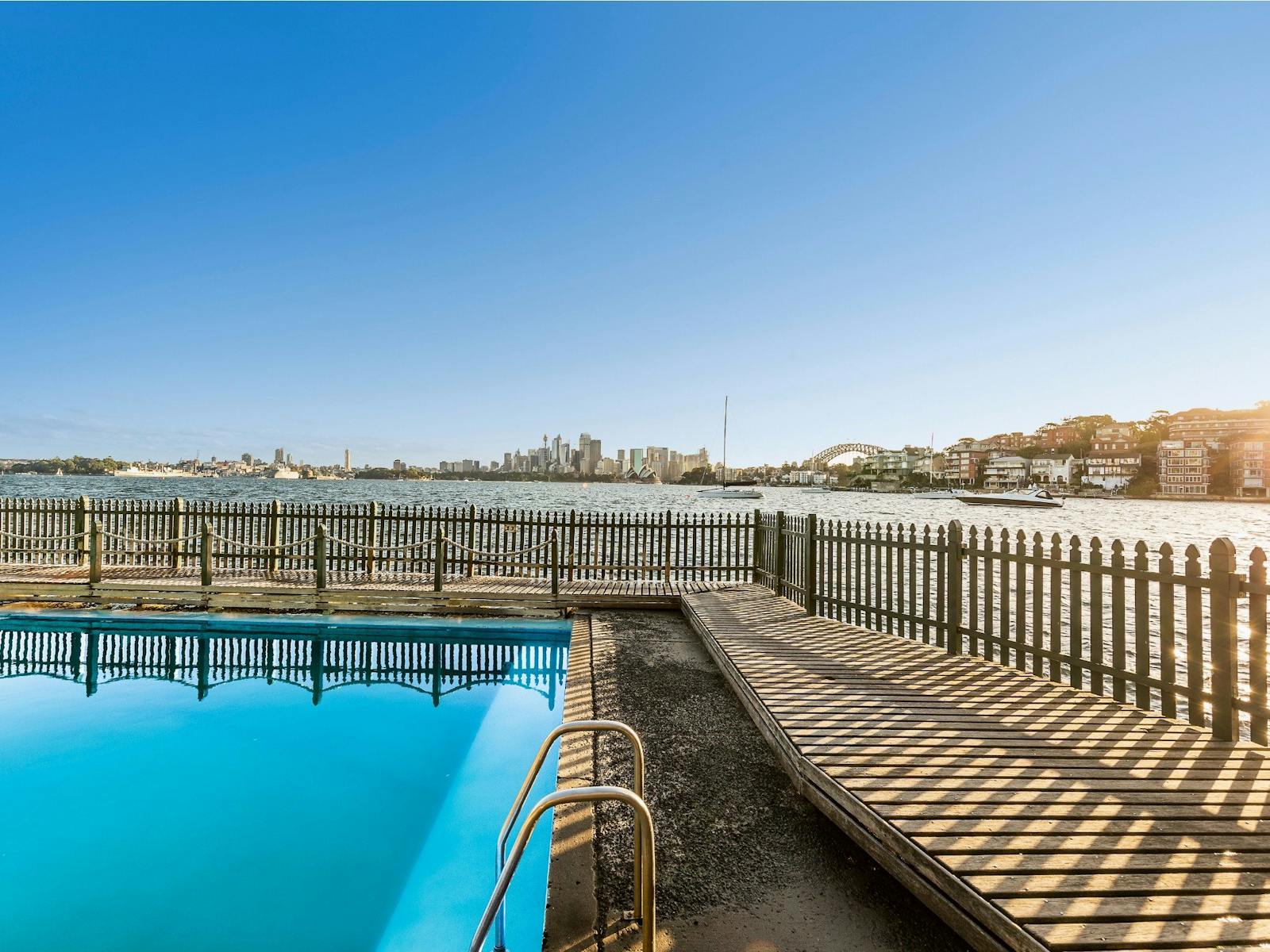 Maccallum Seawater Pool 위로 떠오르는 태양